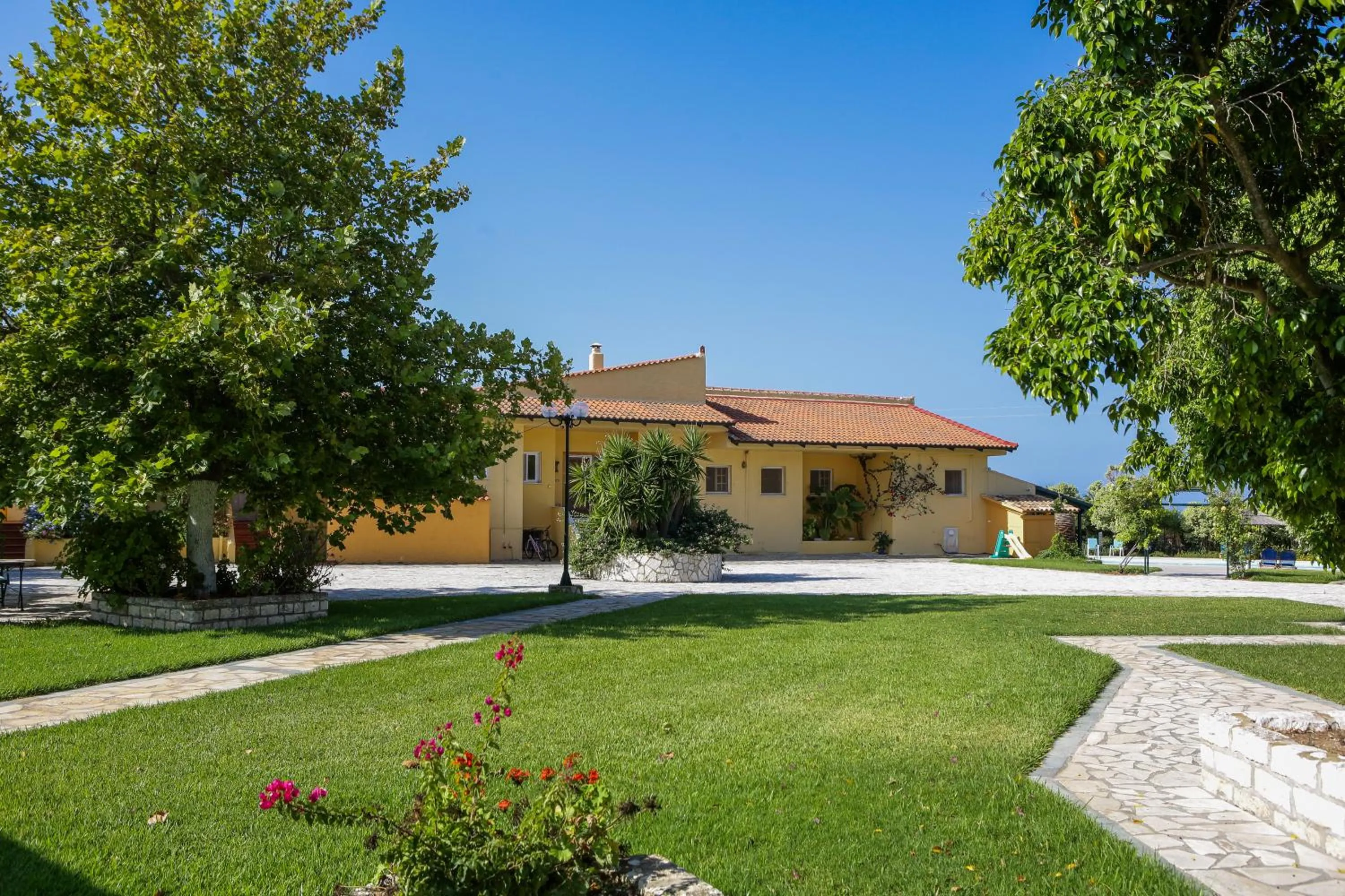 Garden in Sandy Beach Villas and Apartments