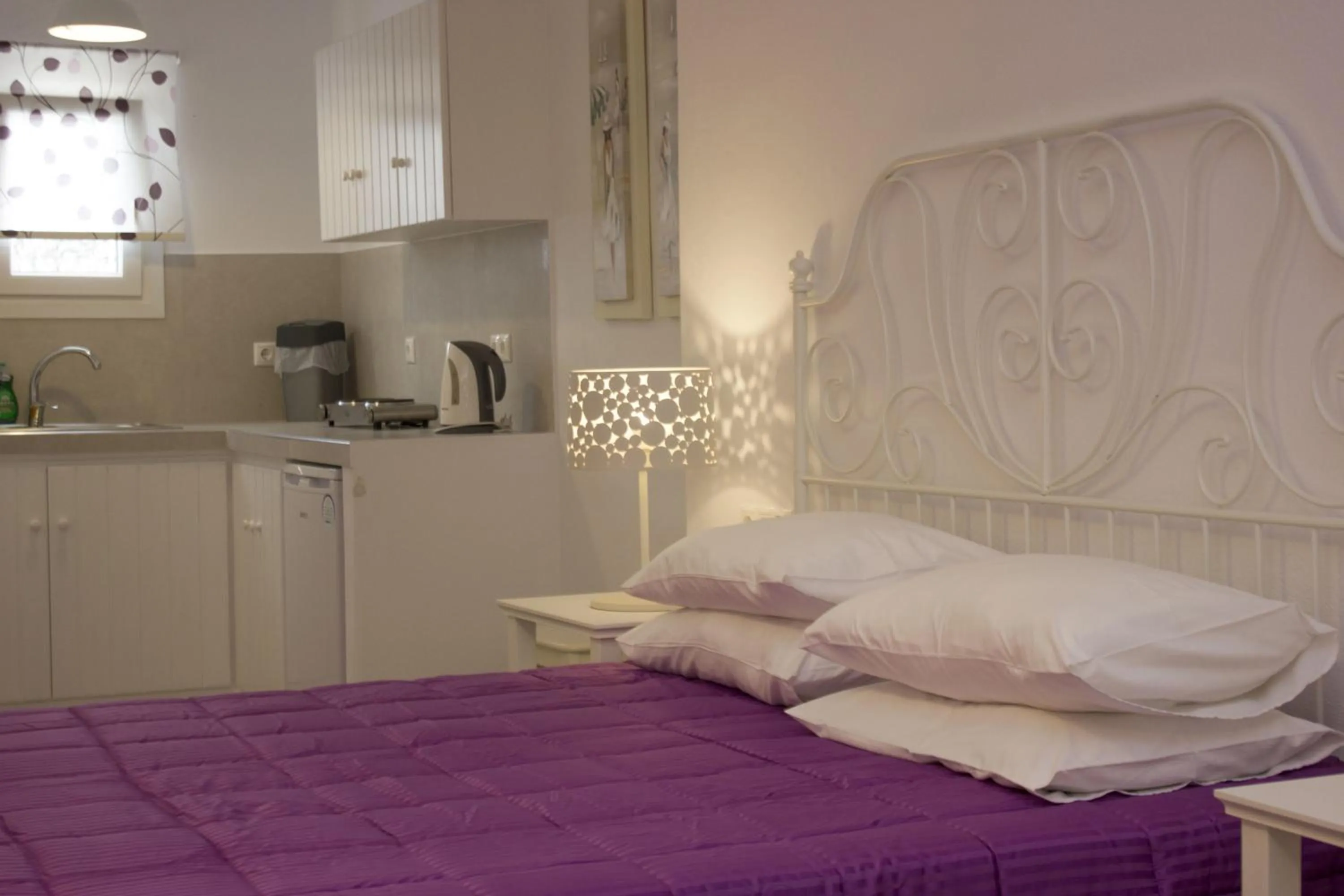 Kitchen or kitchenette, Bed in Anixi Hotel