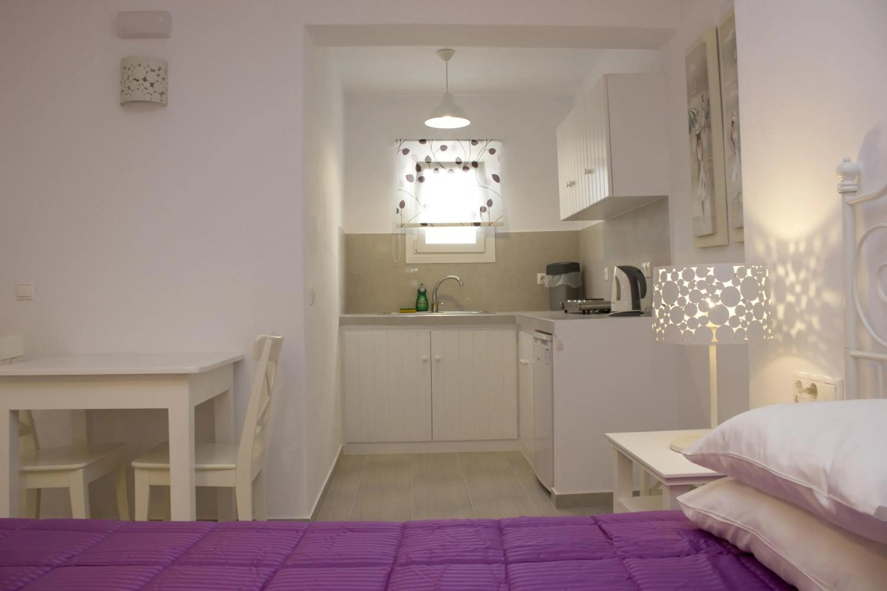 Kitchen or kitchenette, Bed in Anixi Hotel