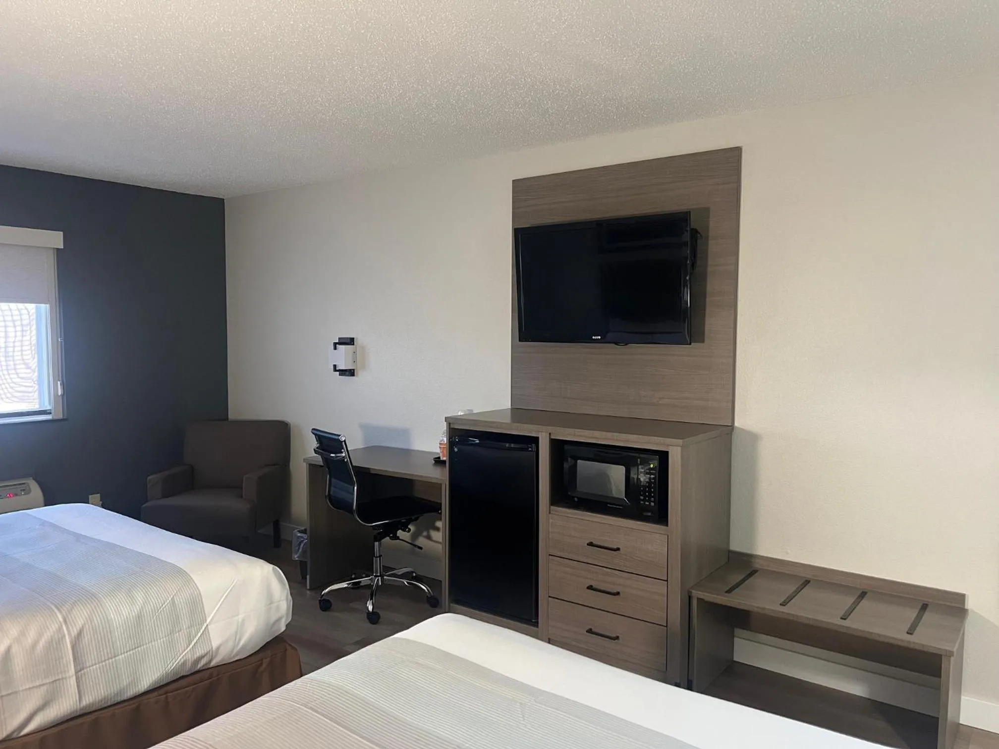 TV and multimedia, Bed in Quality Inn Neosho