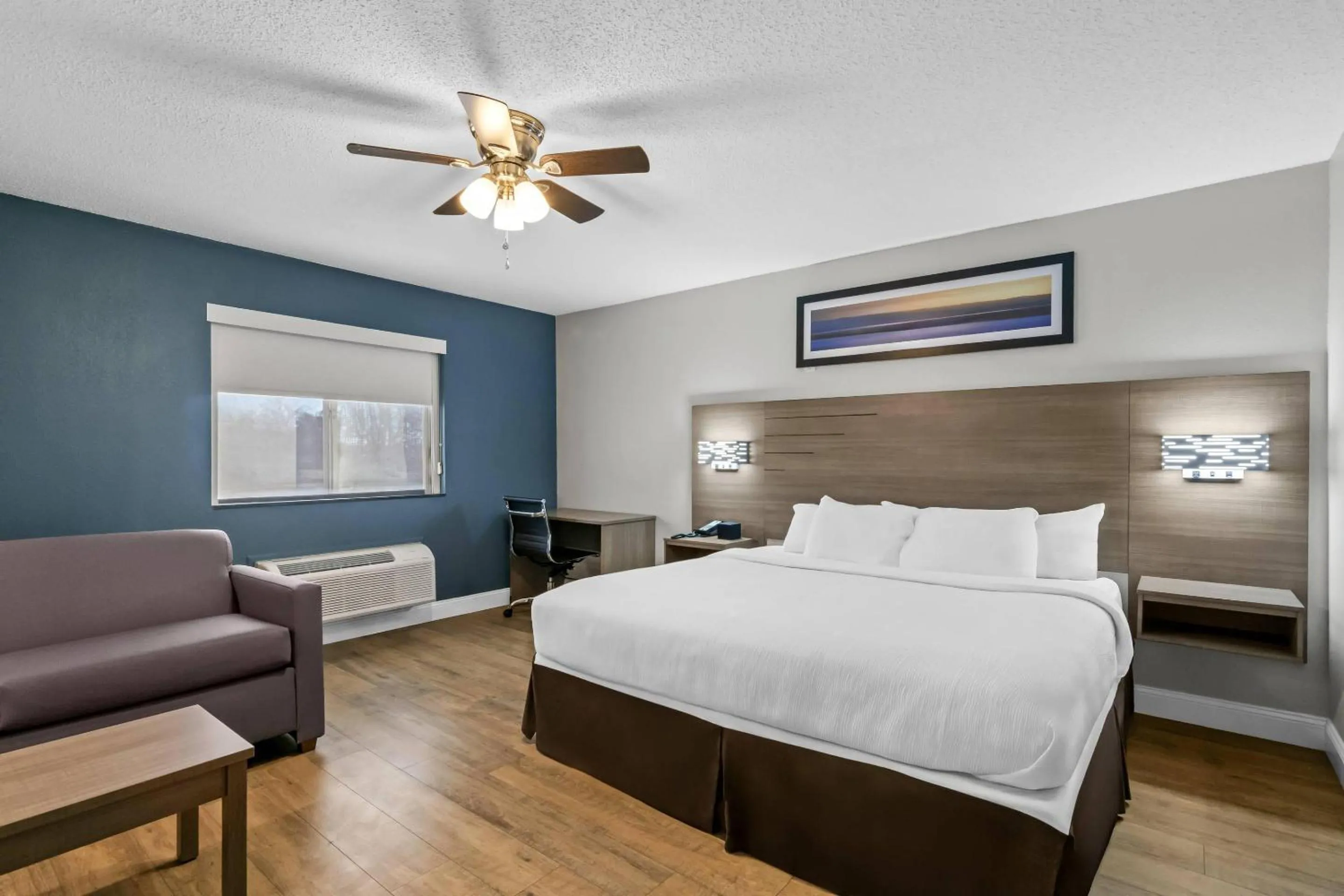 Bedroom, Bed in Quality Inn Neosho