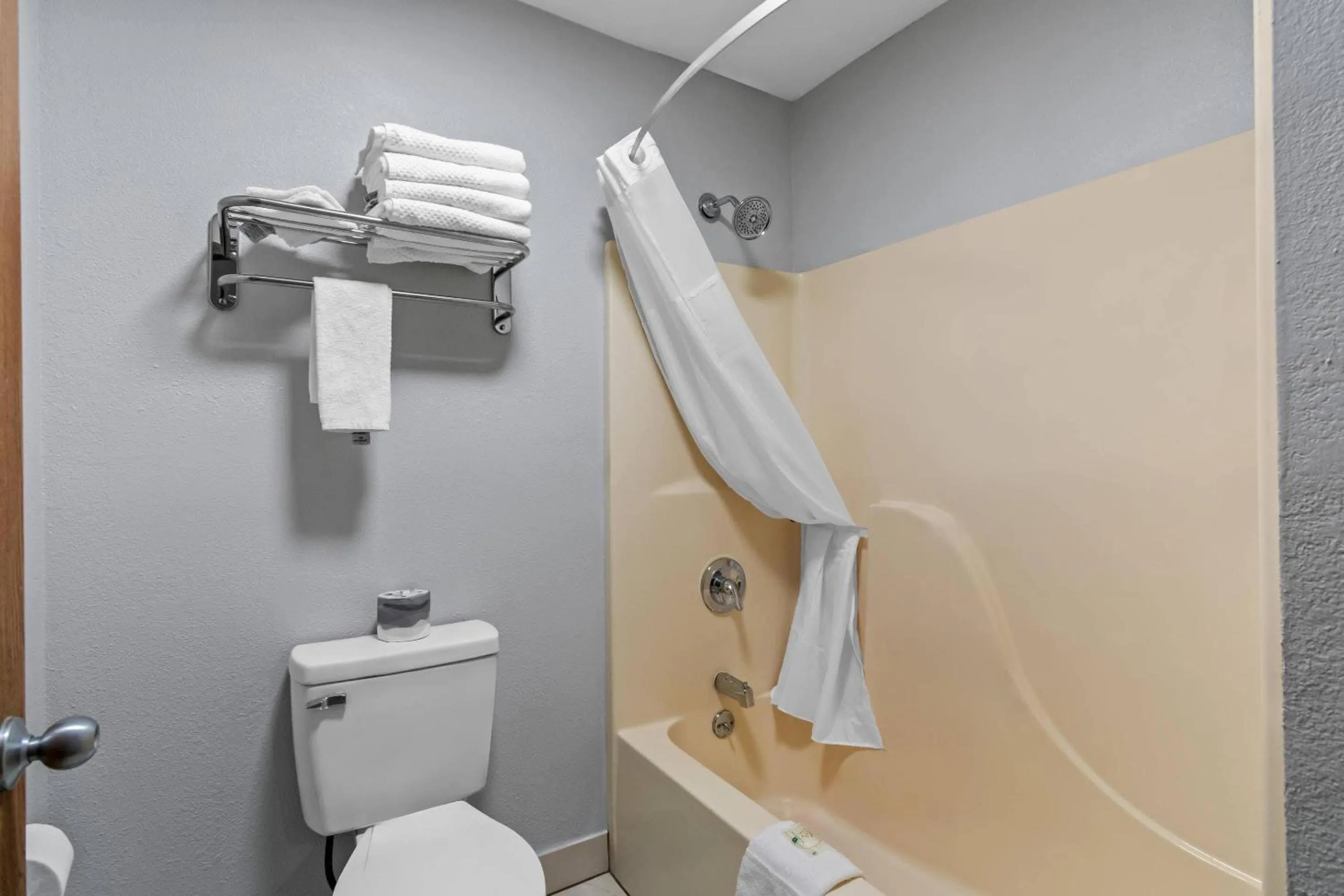 Bedroom in Quality Inn Neosho