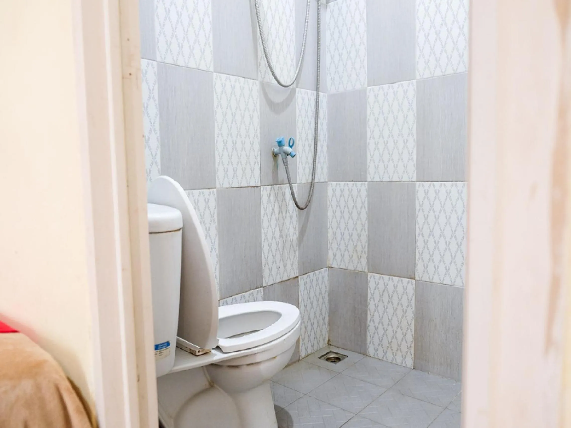 Bathroom in RedDoorz near Kebun Raya Bogor 2