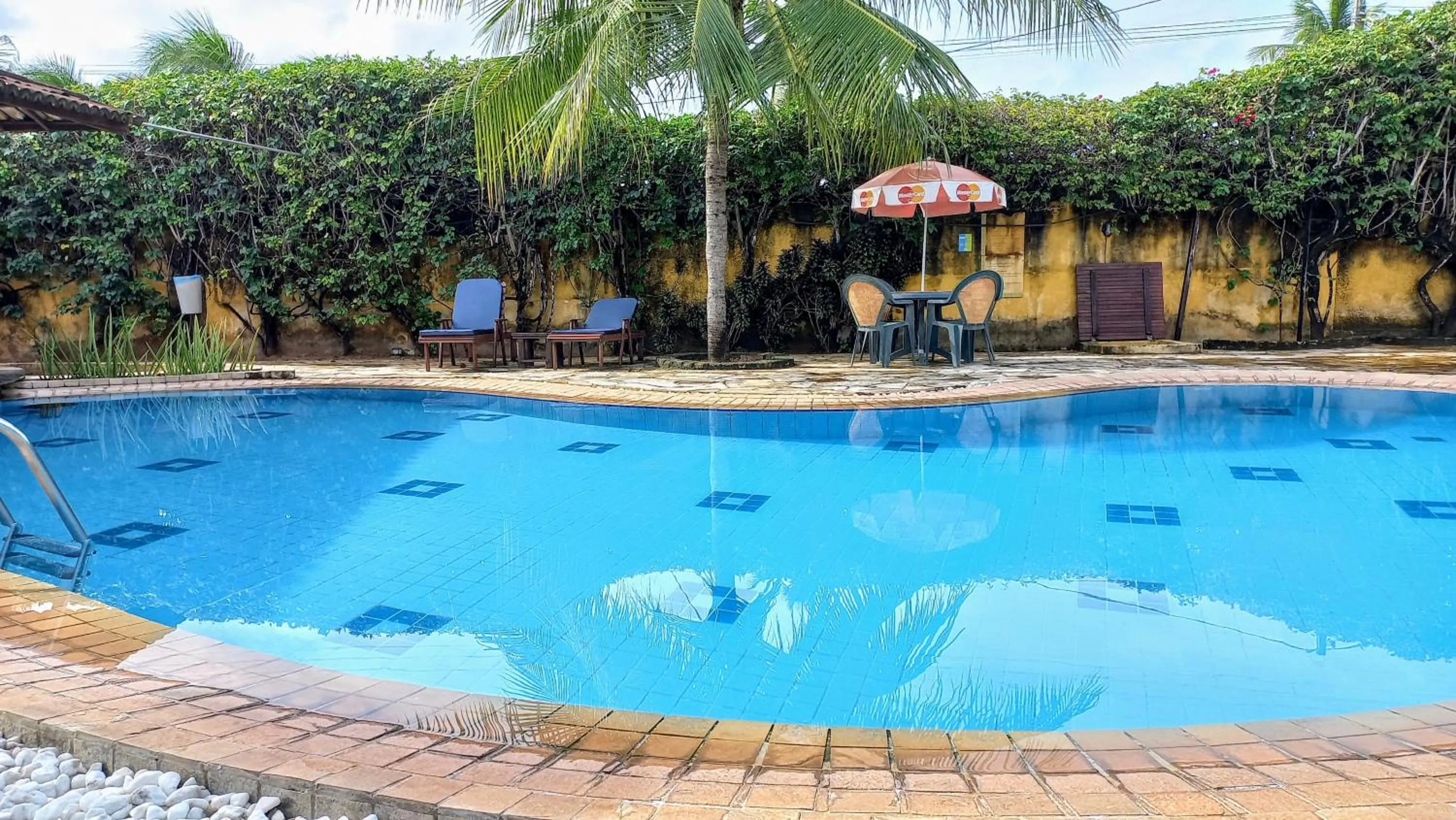Swimming pool in Hotel Enseada Maracajaú