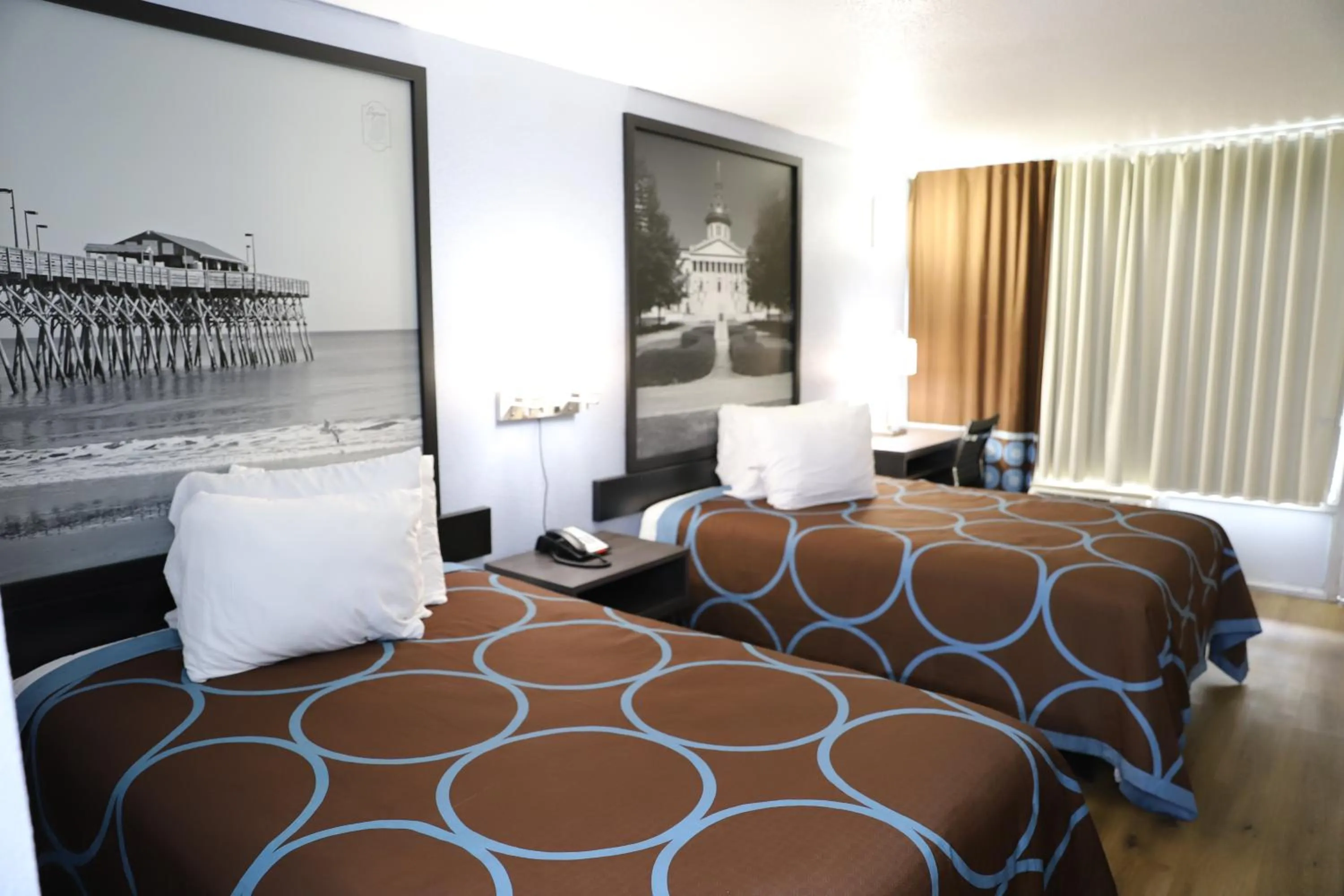 Bed in Super 8 by Wyndham Florence SC I-95 North - Hwy 76