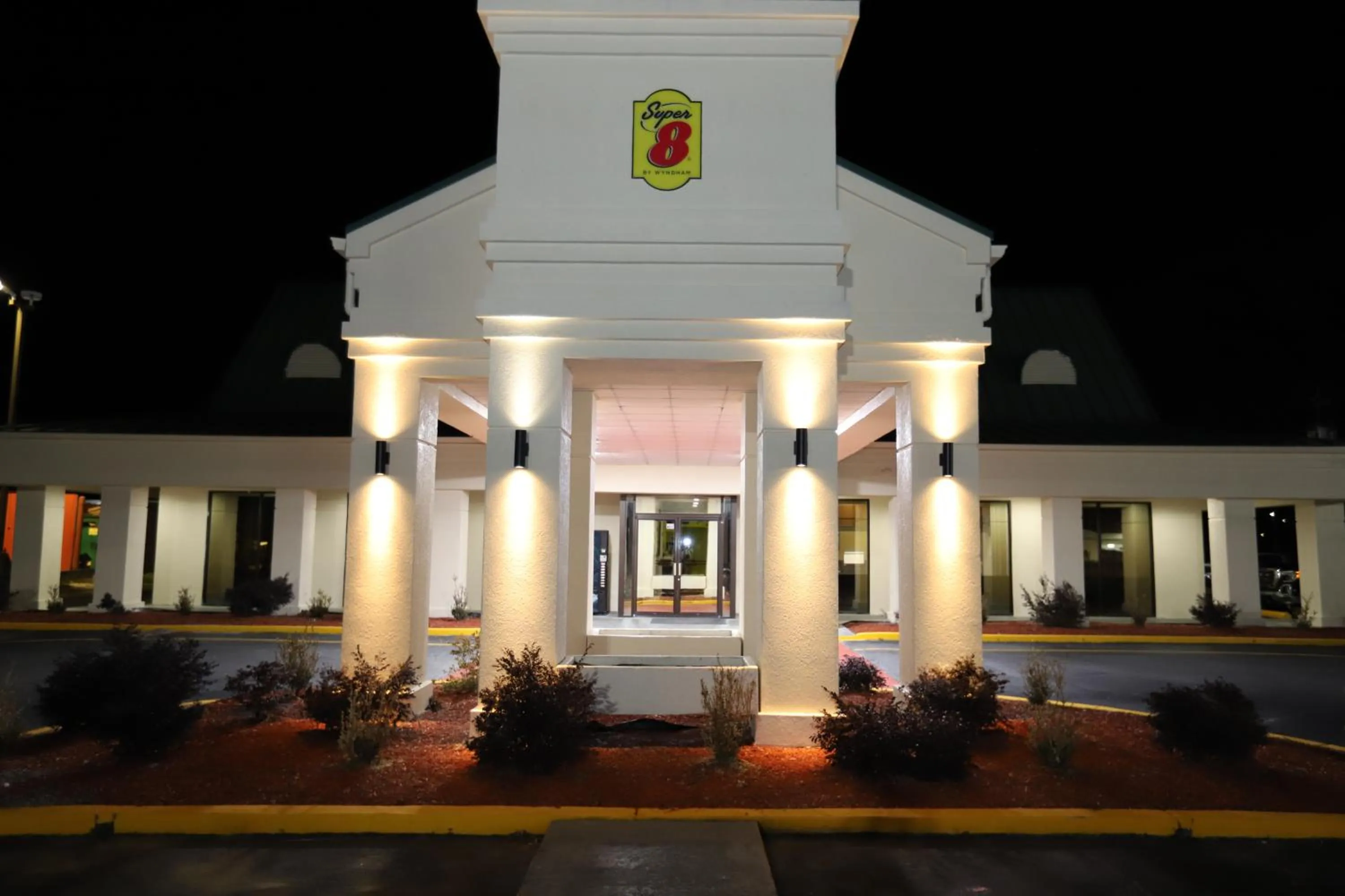 Property building in Super 8 by Wyndham Florence SC I-95 North - Hwy 76