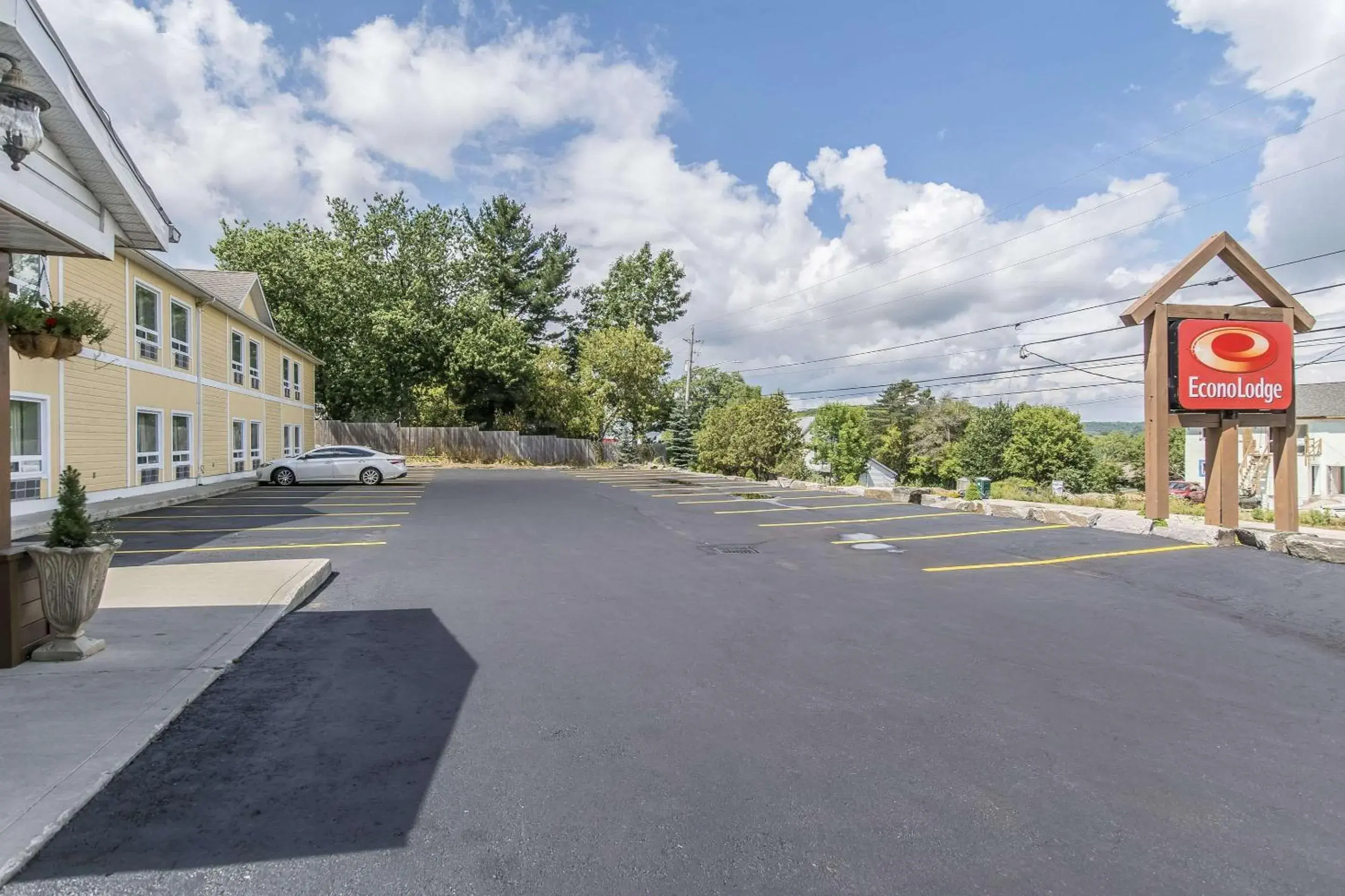 Property building in Econolodge Huntsville Property building in Econolodge Huntsville