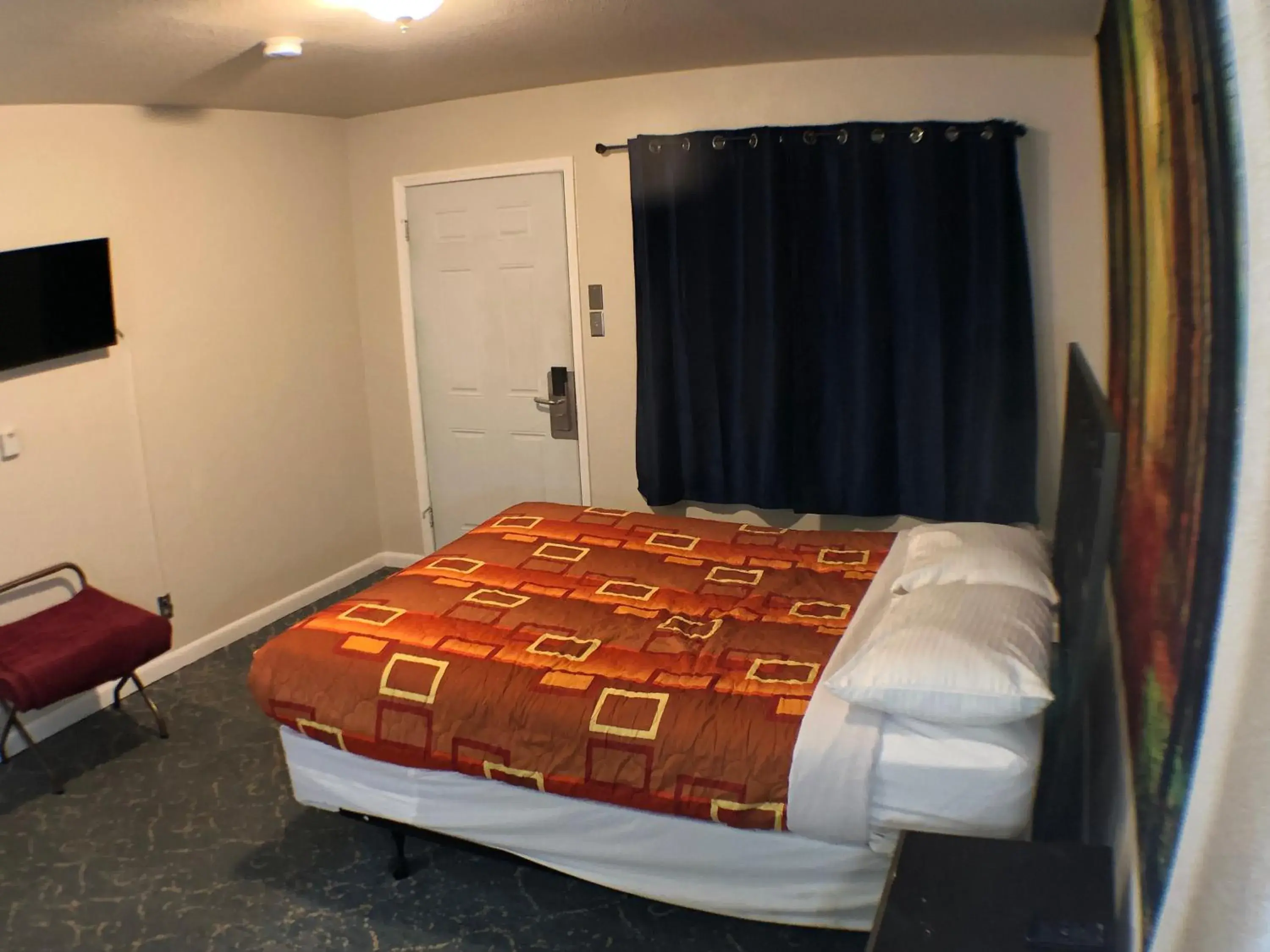 Queen Room with Mountain View in Tower 64 Motel & RV Queen Room with Mountain View in Tower 64 Motel & RV