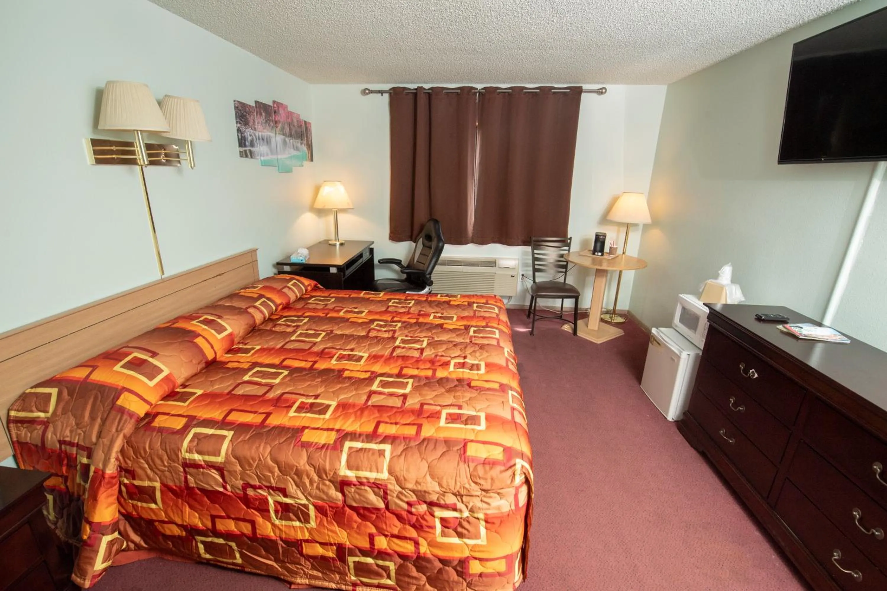 Coffee/tea facilities, Bed in Tower 64 Motel & RV