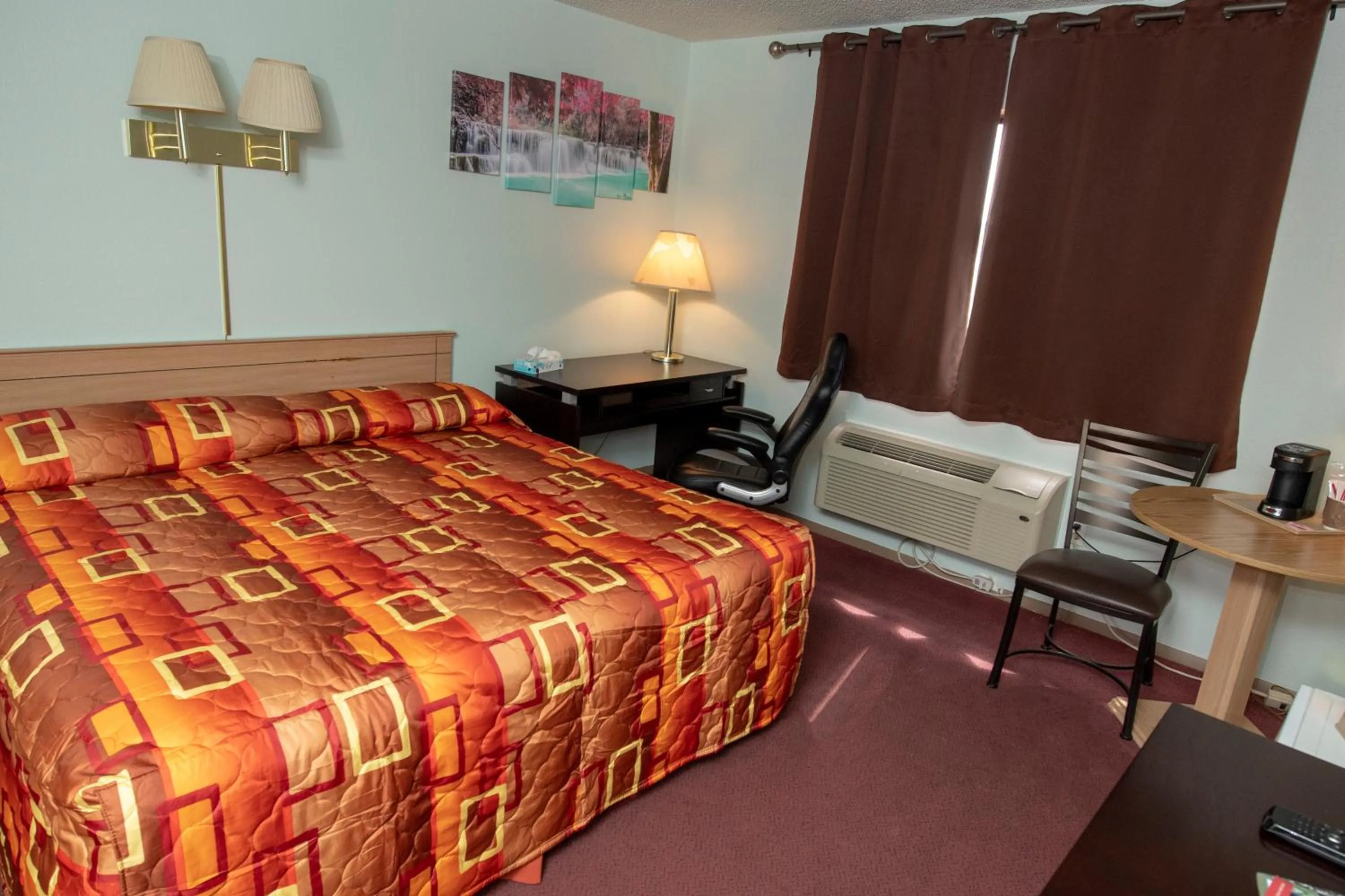 Coffee/tea facilities, Bed in Tower 64 Motel & RV