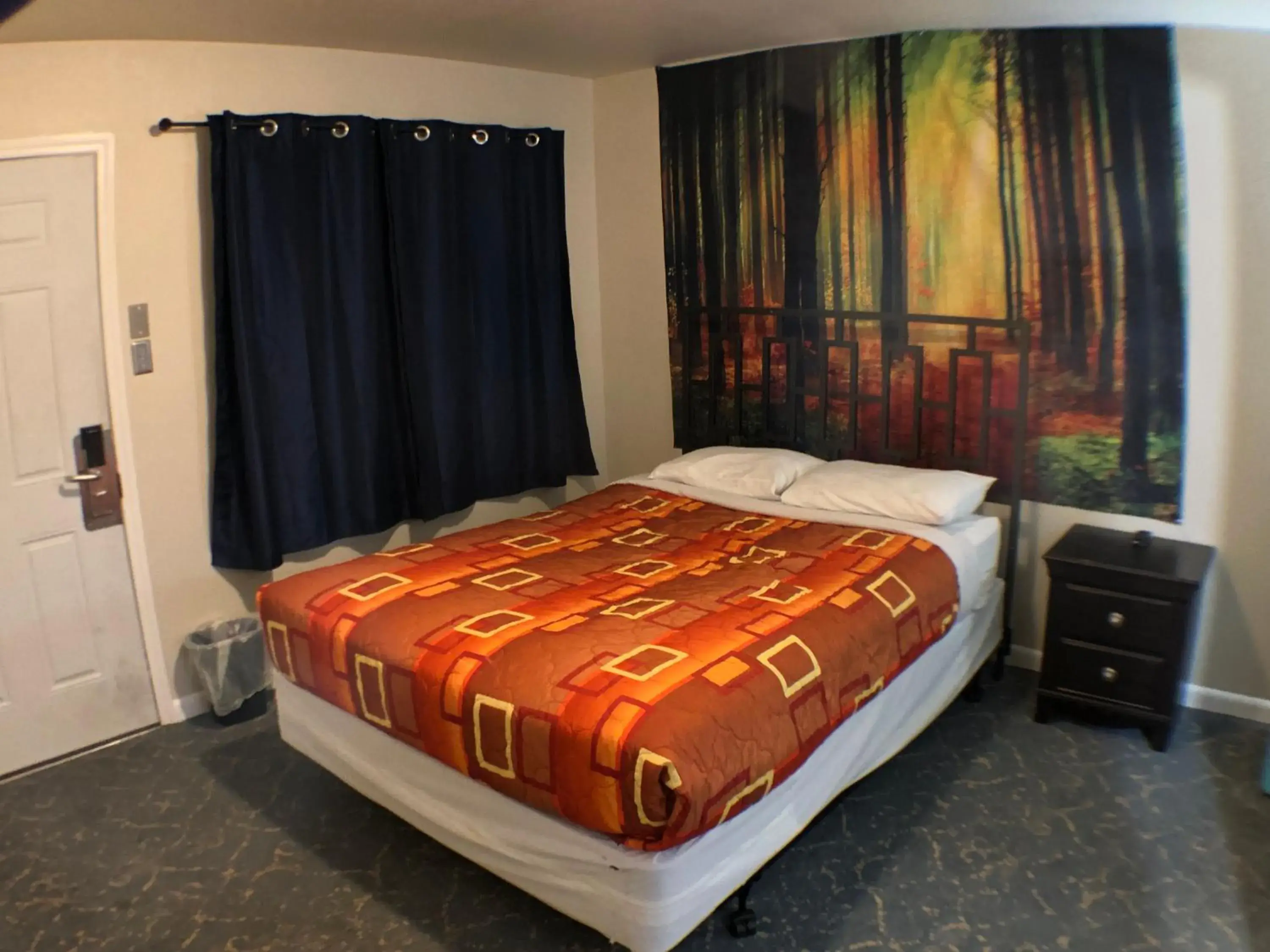 Queen Room with Mountain View in Tower 64 Motel & RV Queen Room with Mountain View in Tower 64 Motel & RV