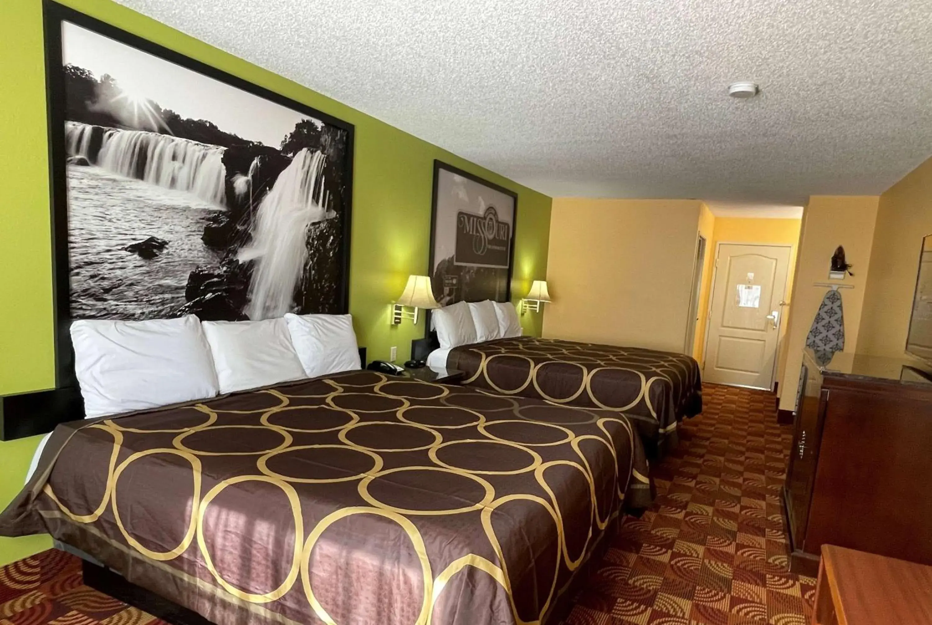 Photo of the whole room, Bed in Super 8 by Wyndham Lake of the Ozarks Photo of the whole room, Bed in Super 8 by Wyndham Lake of the Ozarks