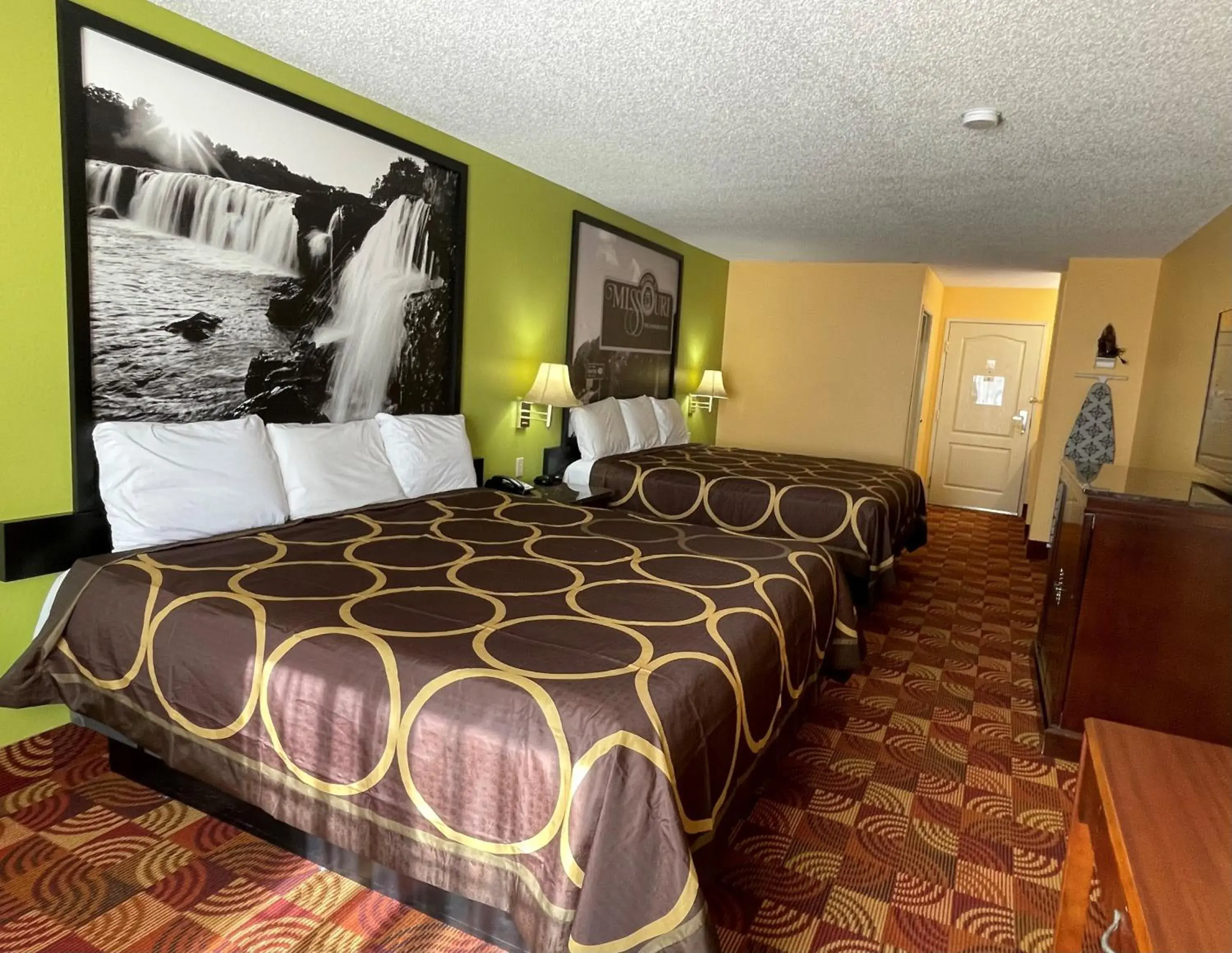 Photo of the whole room, Bed in Super 8 by Wyndham Lake of the Ozarks Photo of the whole room, Bed in Super 8 by Wyndham Lake of the Ozarks
