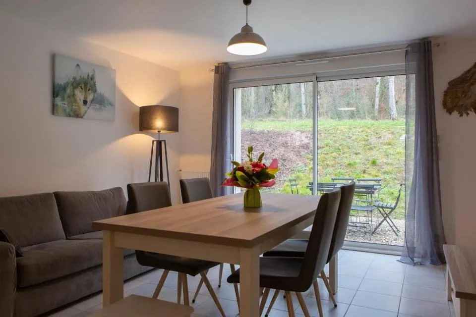 Dining area in Gîtes de l'Orée du Bois - Boussières
