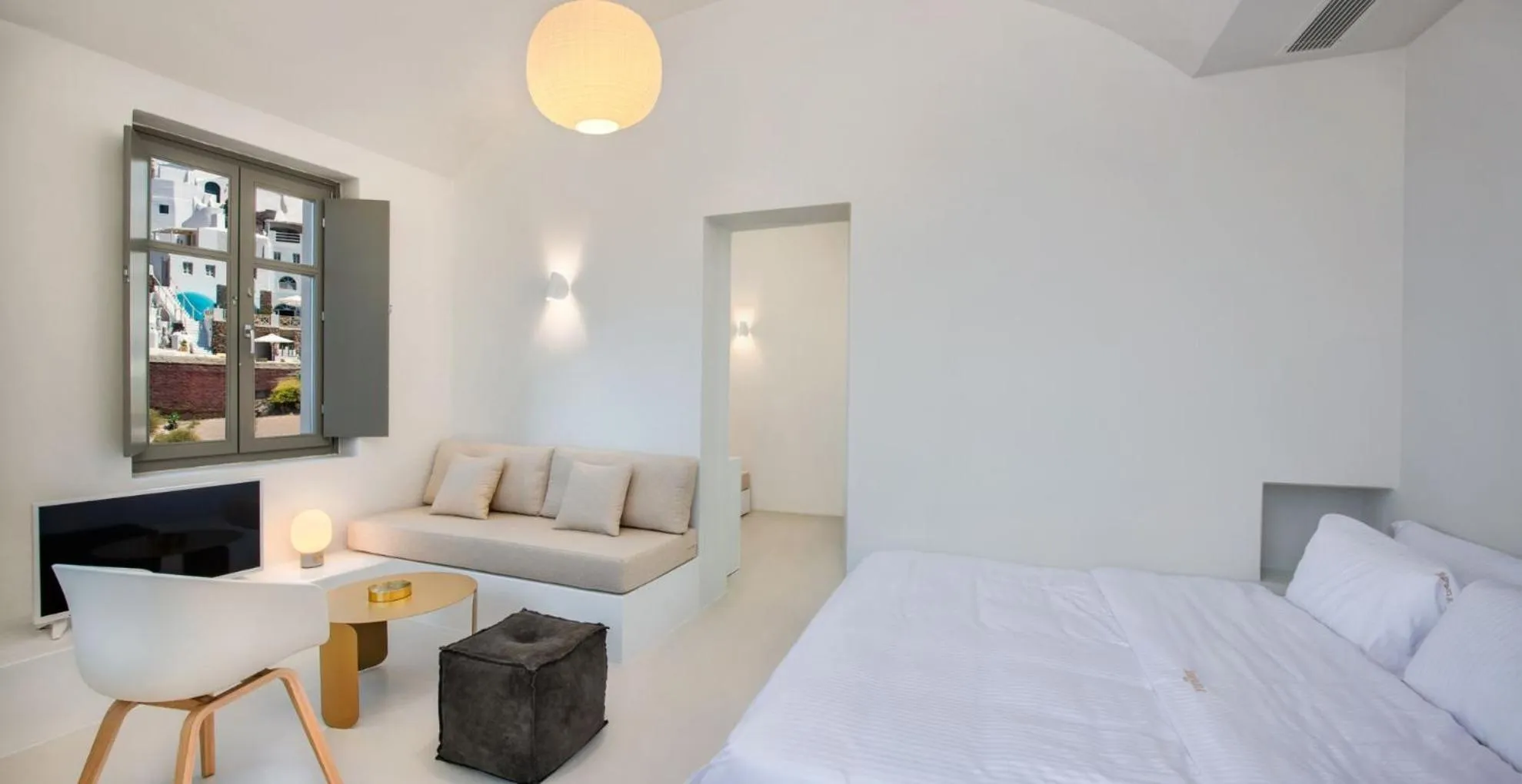 Bed in Old Castle Oia