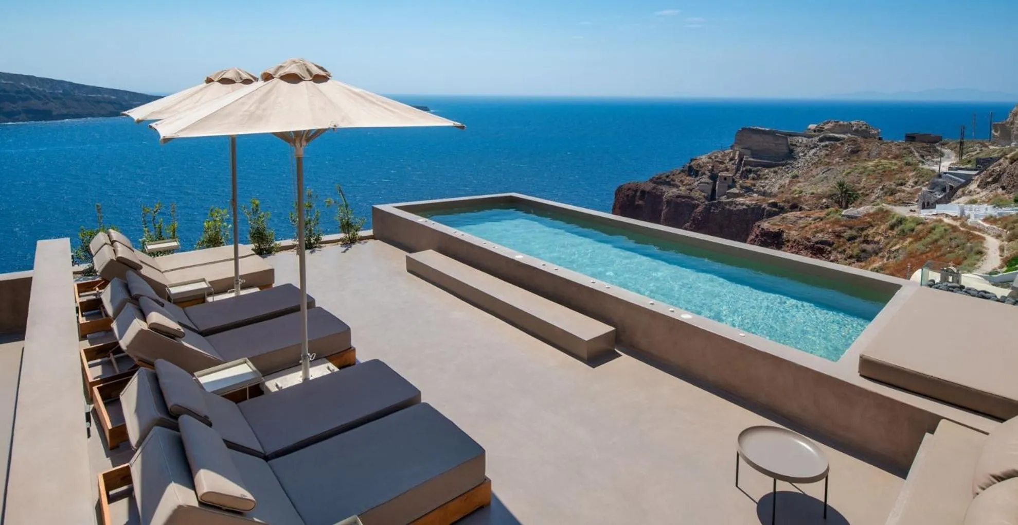 Property building in Old Castle Oia