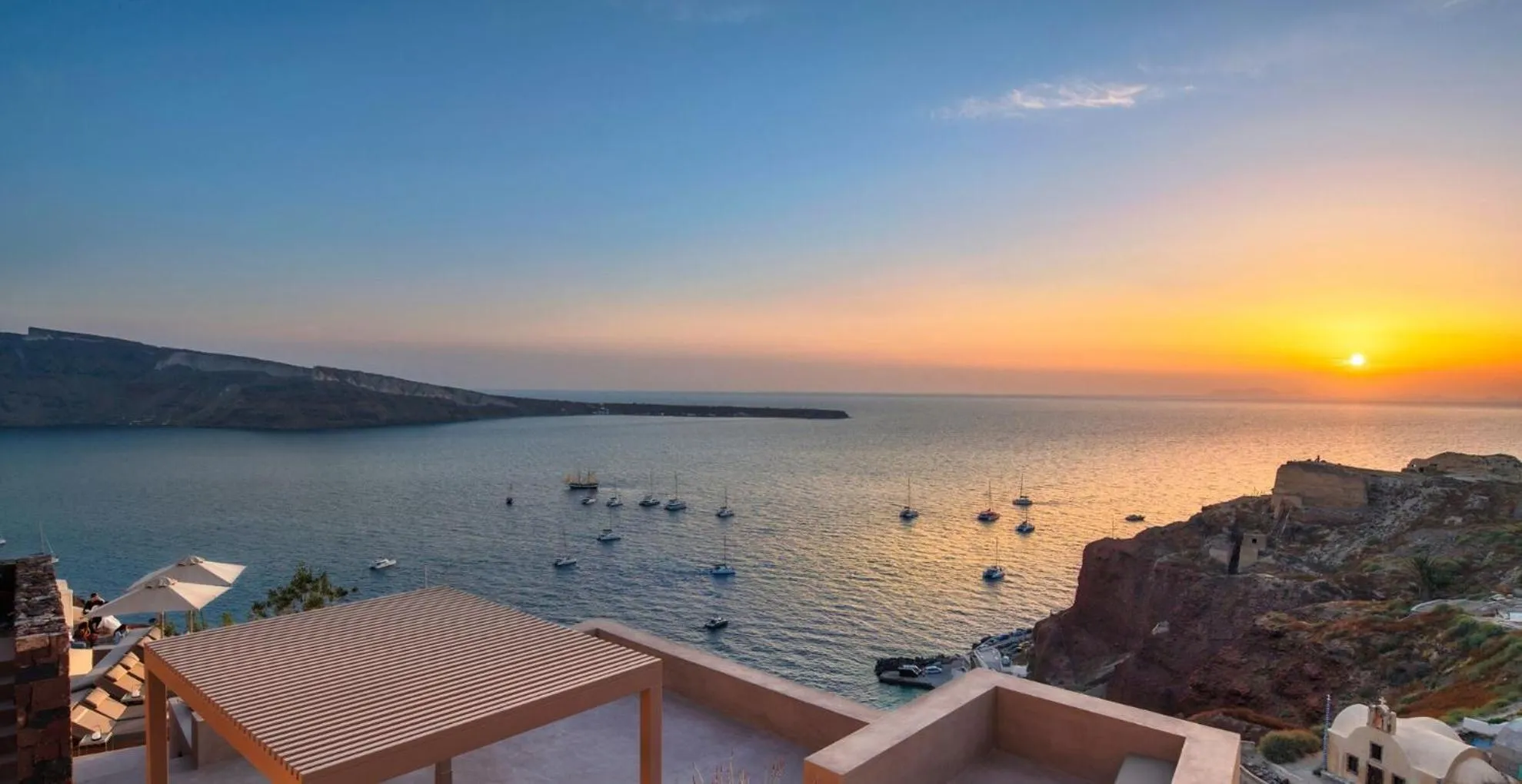 Property building in Old Castle Oia