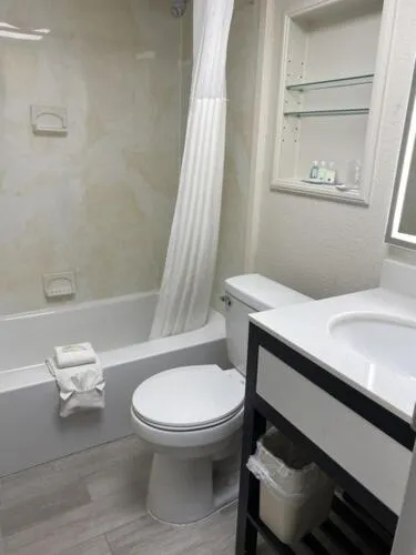 Bathroom in Quality Inn Perrysburg - Toledo South