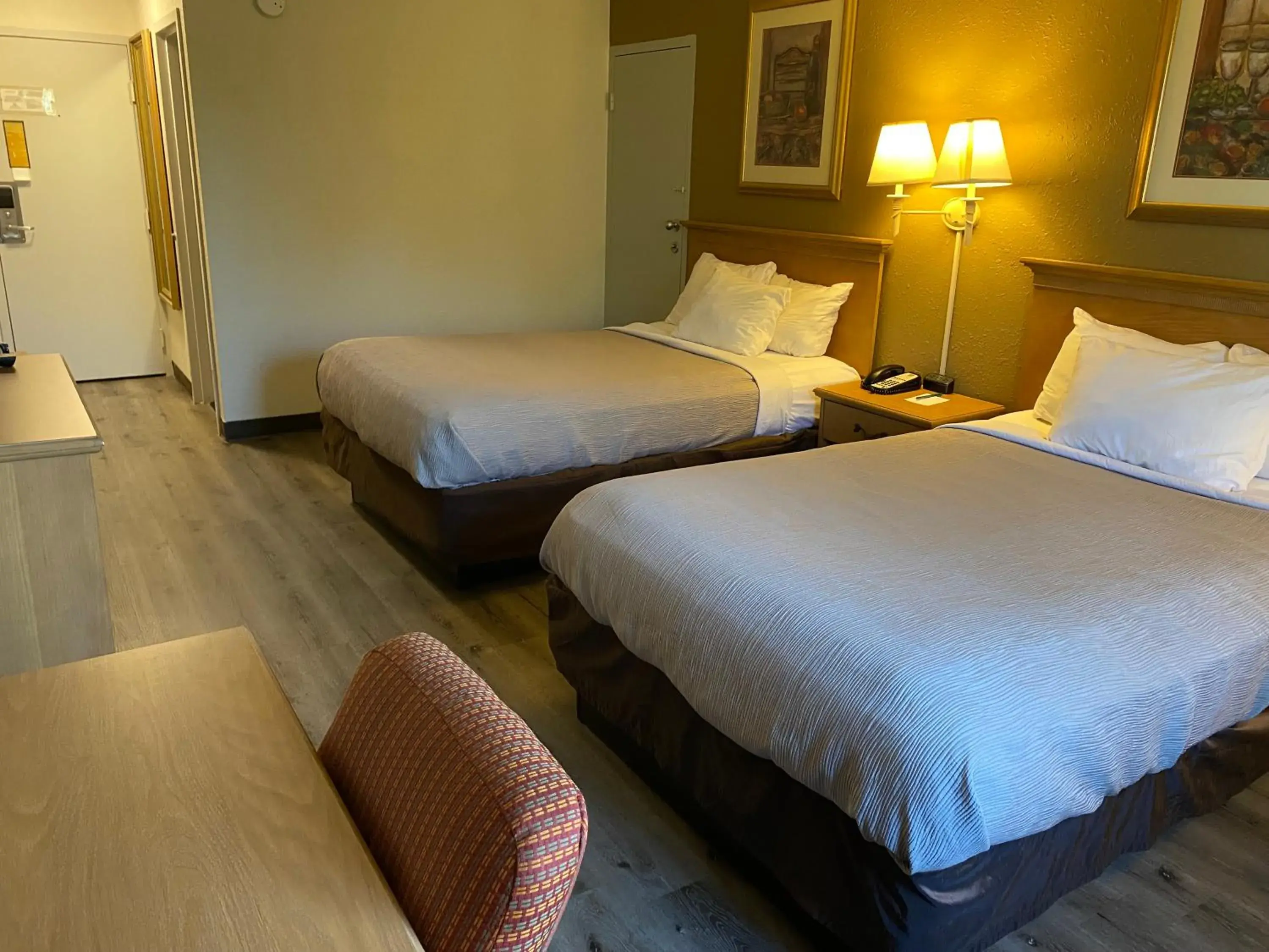 Bathroom, Bed in Quality Inn Perrysburg - Toledo South Bathroom, Bed in Quality Inn Perrysburg - Toledo South