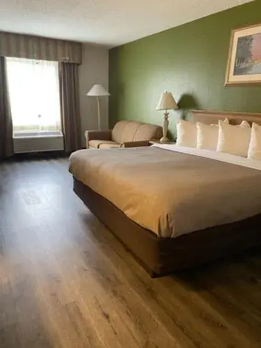 Photo of the whole room, Bed in Quality Inn Perrysburg - Toledo South Photo of the whole room, Bed in Quality Inn Perrysburg - Toledo South