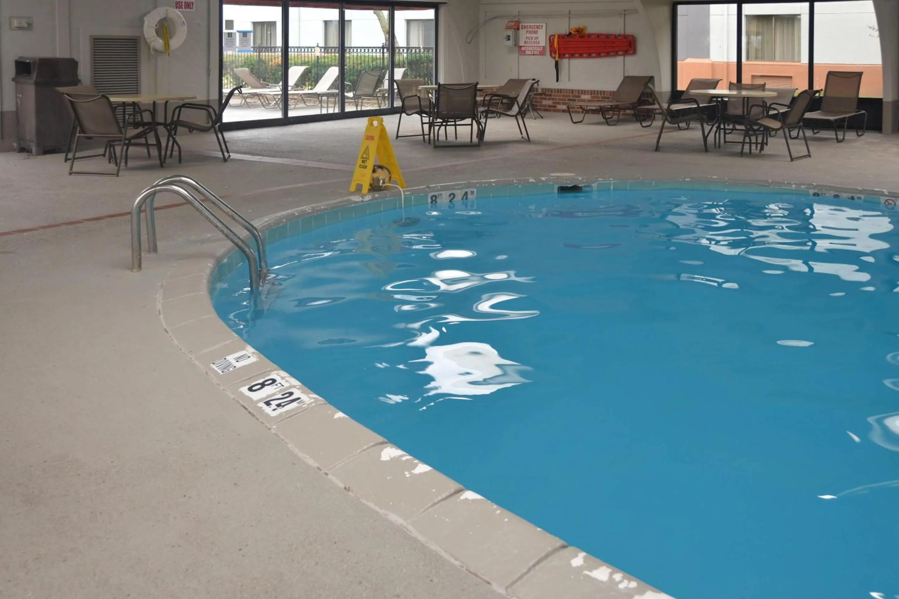 Swimming pool in Quality Inn Perrysburg - Toledo South