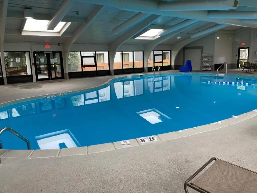 Swimming pool in Quality Inn Perrysburg - Toledo South