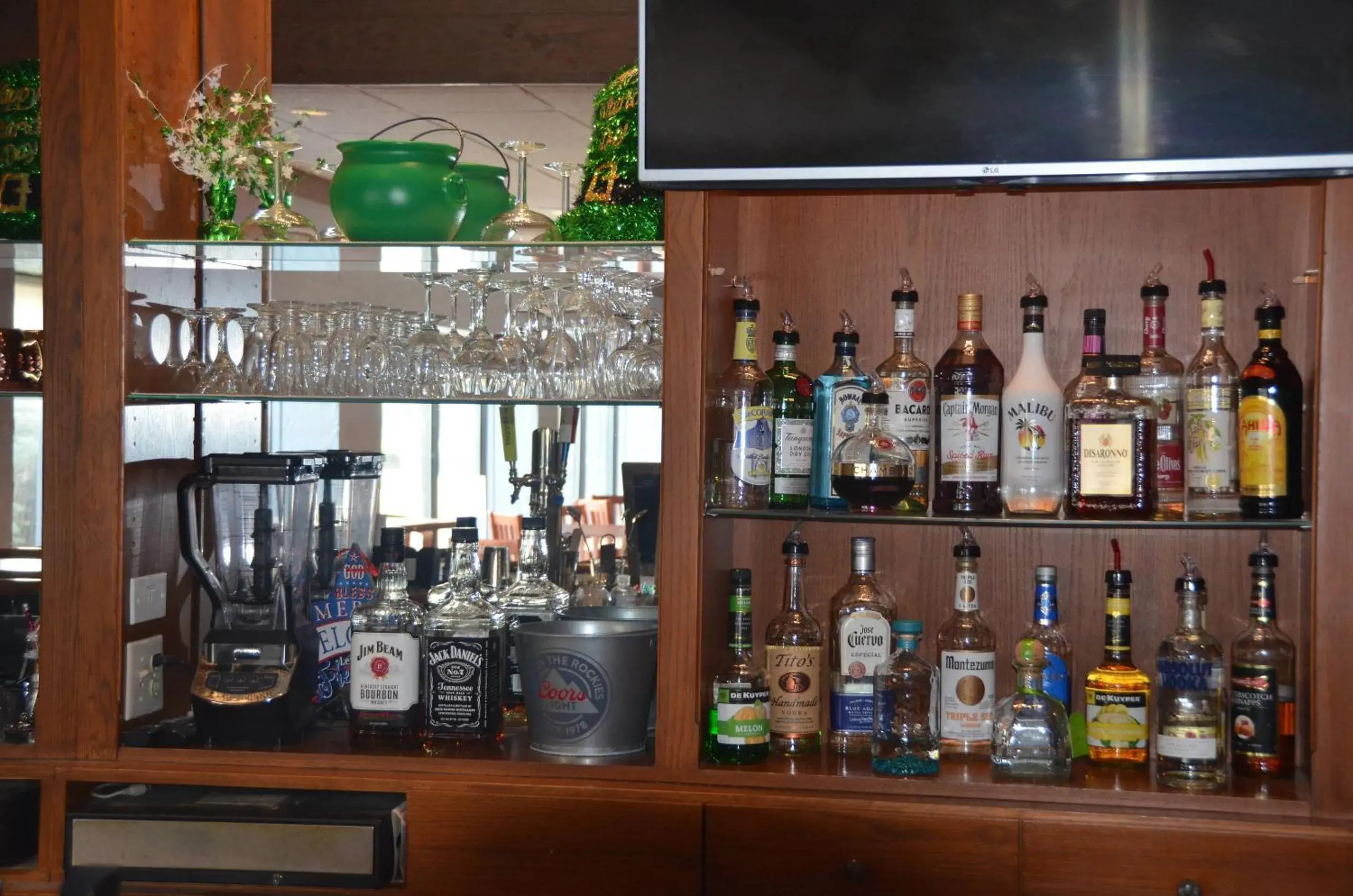 Lounge or bar in Quality Inn Perrysburg - Toledo South Lounge or bar in Quality Inn Perrysburg - Toledo South