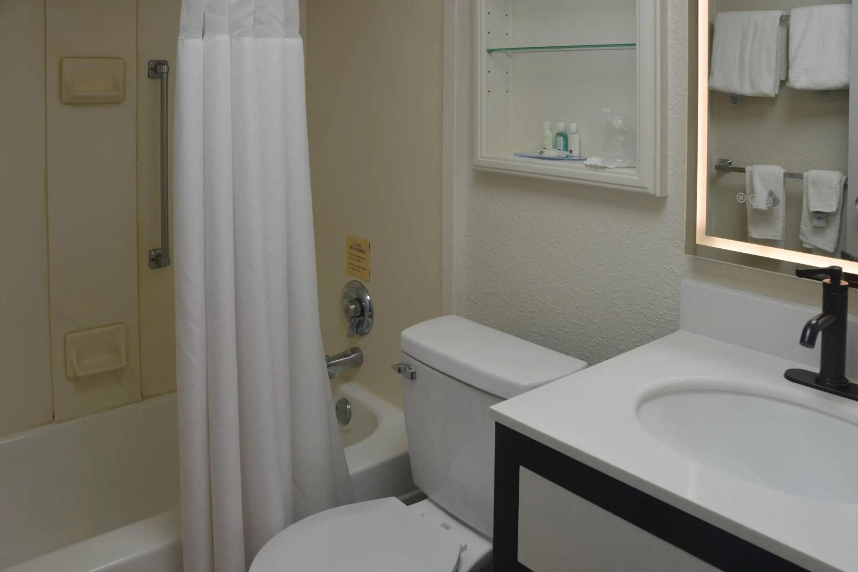 Bedroom in Quality Inn Perrysburg - Toledo South