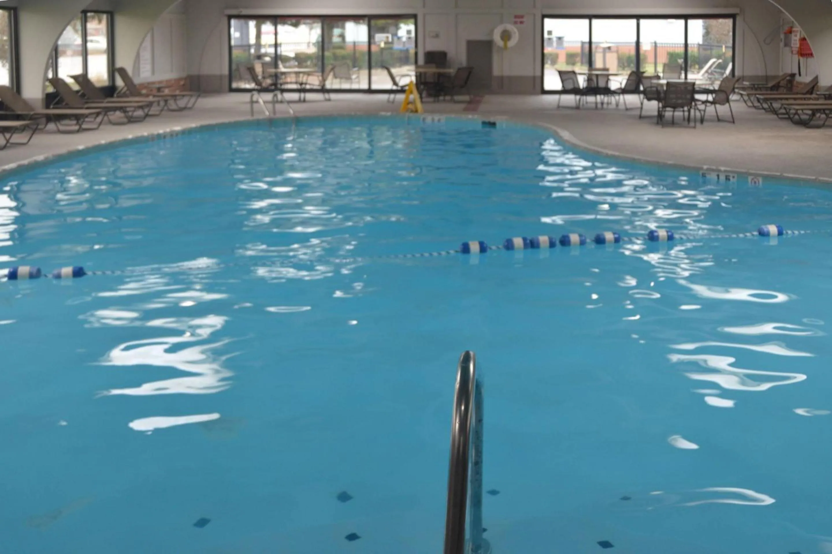 Swimming pool in Quality Inn Perrysburg - Toledo South