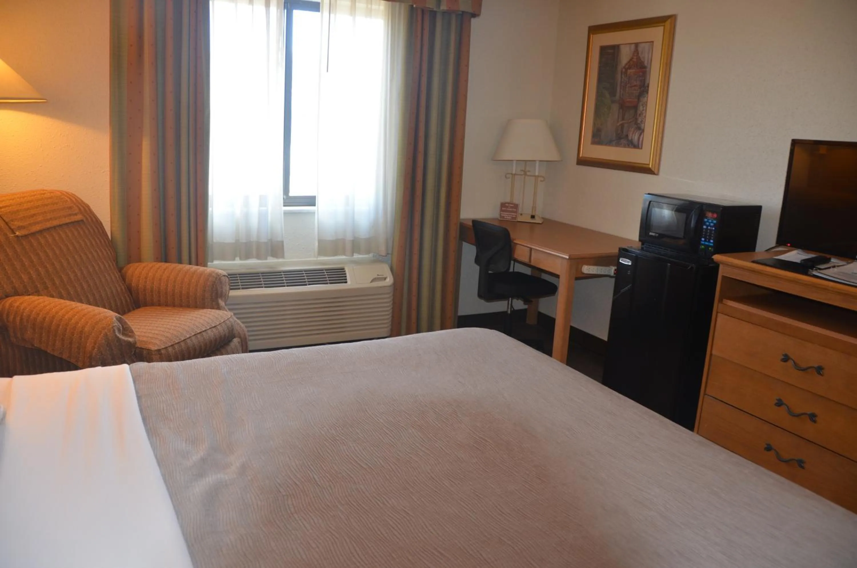 Guests, Bed in Quality Inn Perrysburg - Toledo South