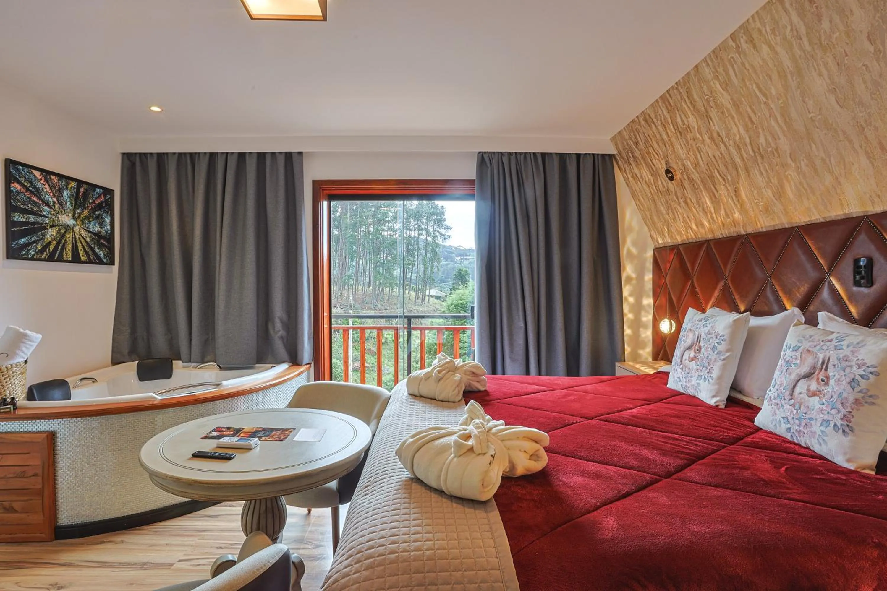 Hot Tub, Bed in Caminho das Pedras Pousada de Charme