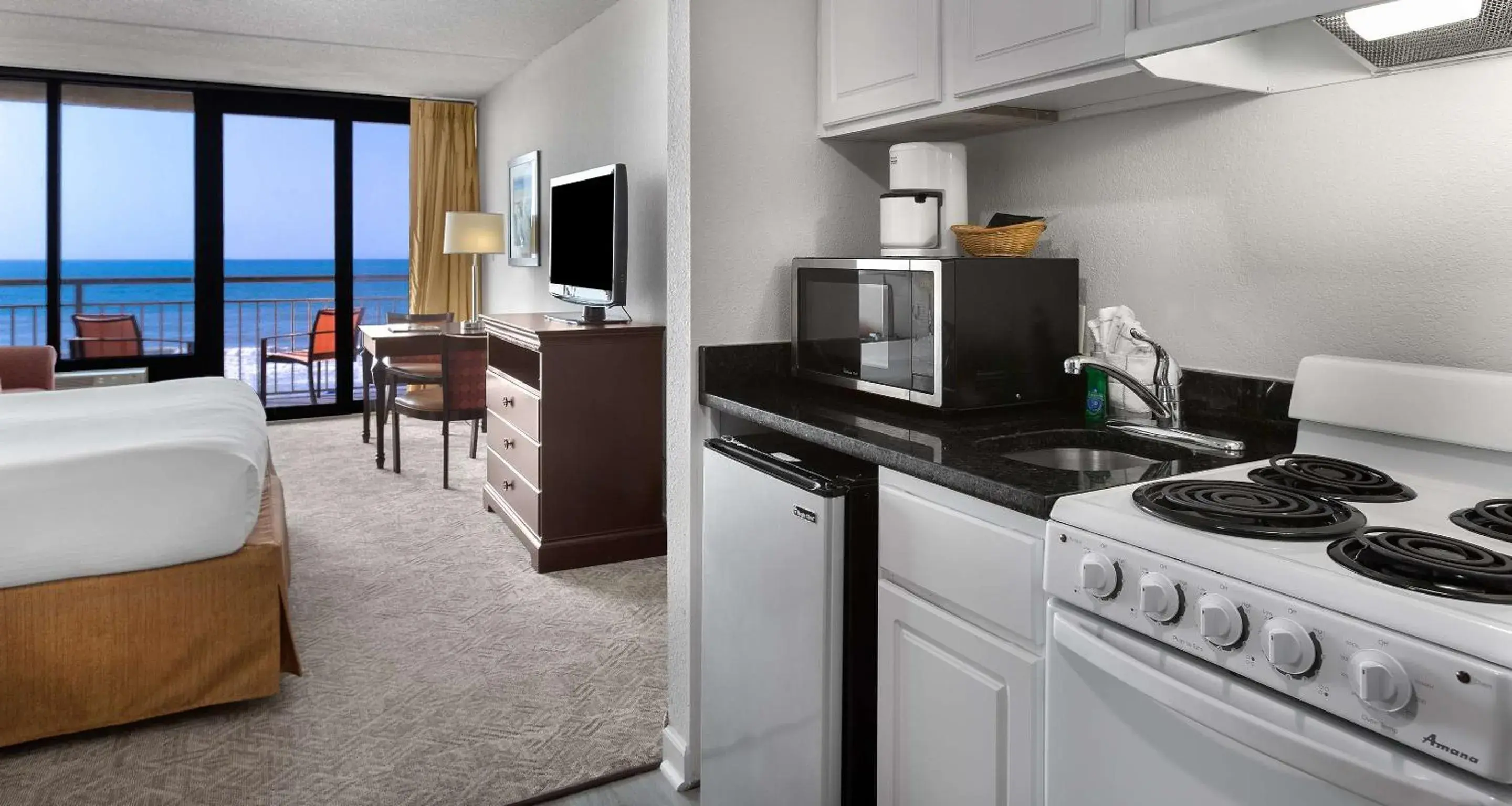 Photo of the whole room, Bed in Best Western Ocean Sands Beach Resort Photo of the whole room, Bed in Best Western Ocean Sands Beach Resort