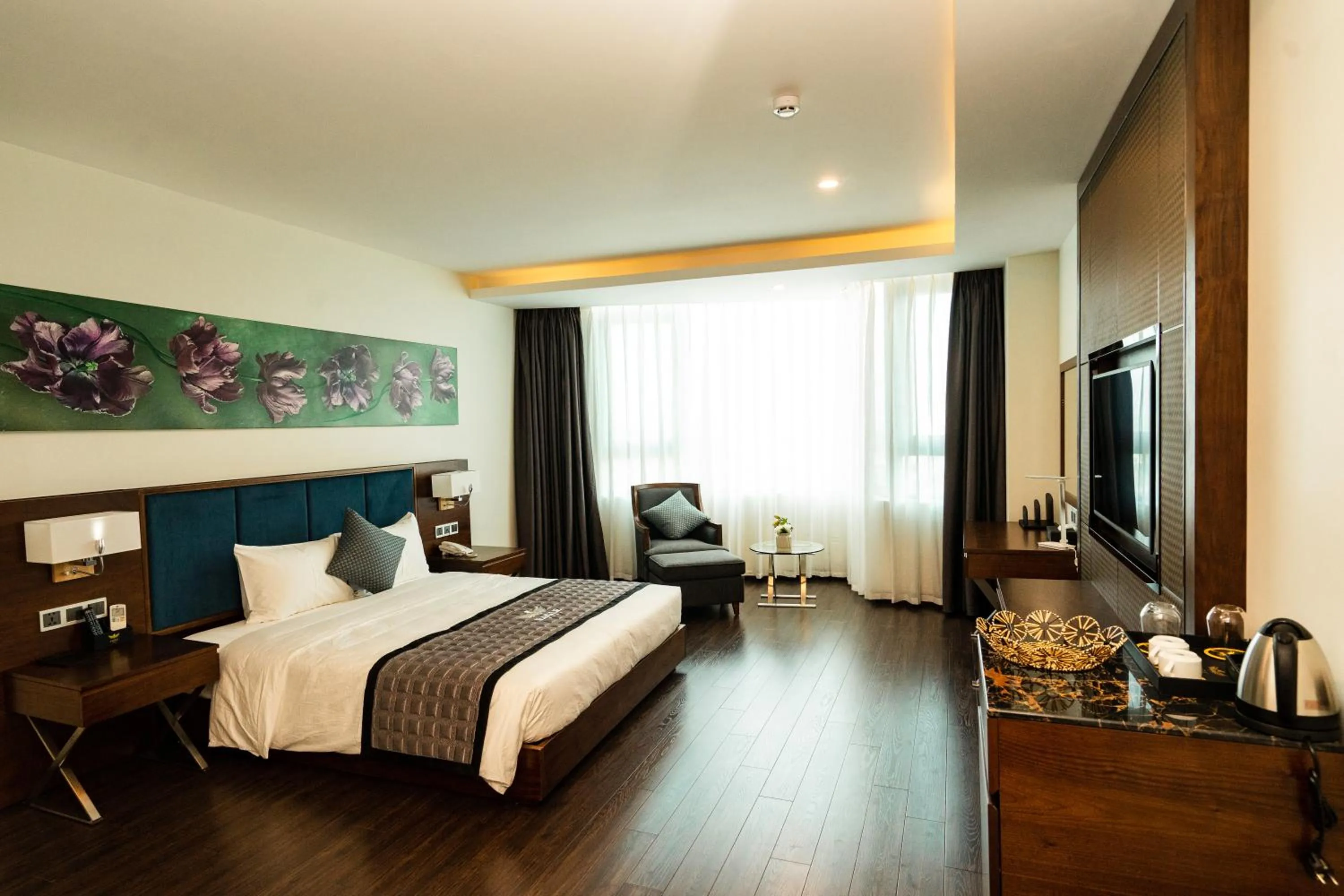 Photo of the whole room, Bed in Eagle Hotel