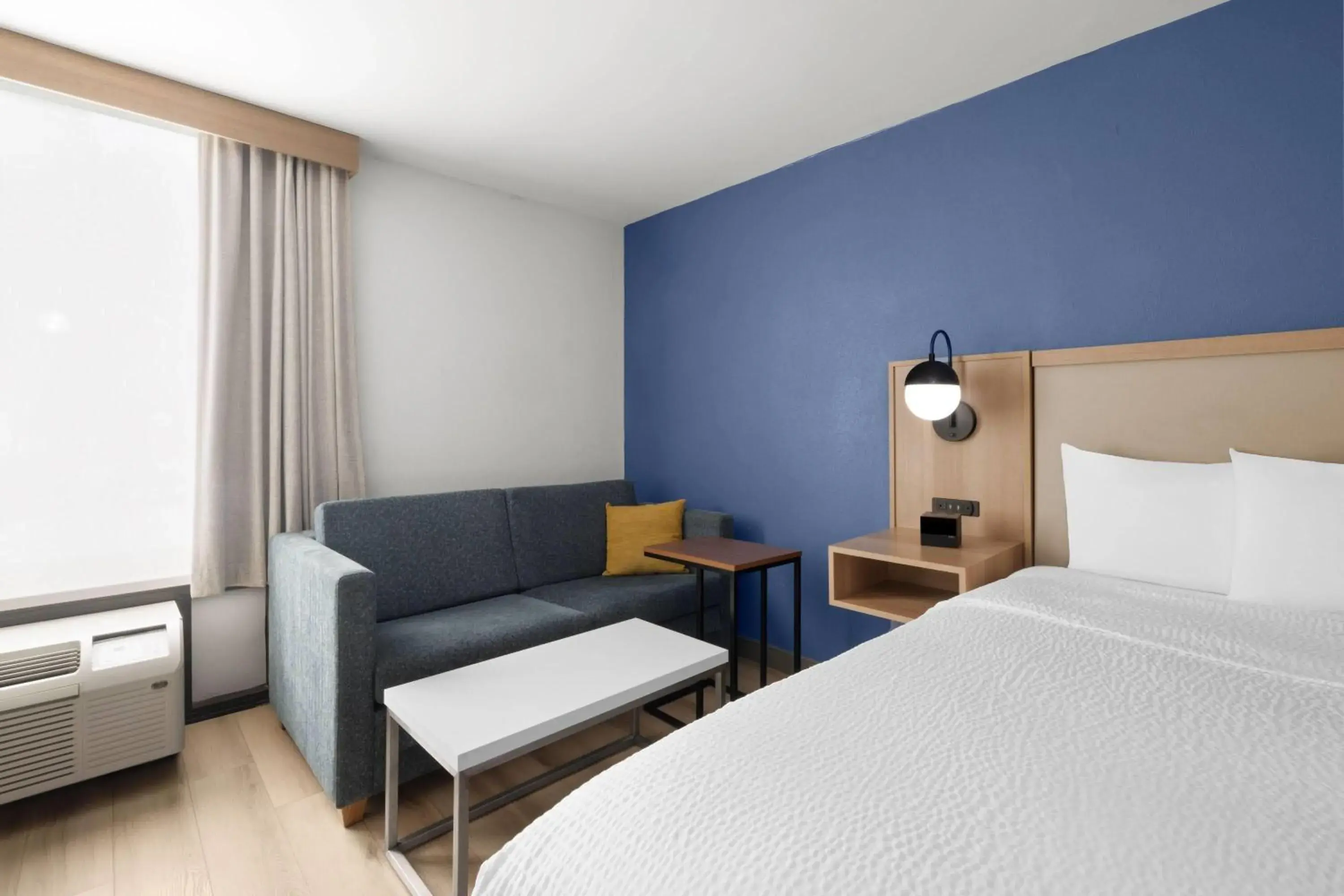 King Room with Roll-in Shower - Mobility Access/Non-Smoking in La Quinta Inn & Suites by Wyndham Myrtle Beach King Room with Roll-in Shower - Mobility Access/Non-Smoking in La Quinta Inn & Suites by Wyndham Myrtle Beach