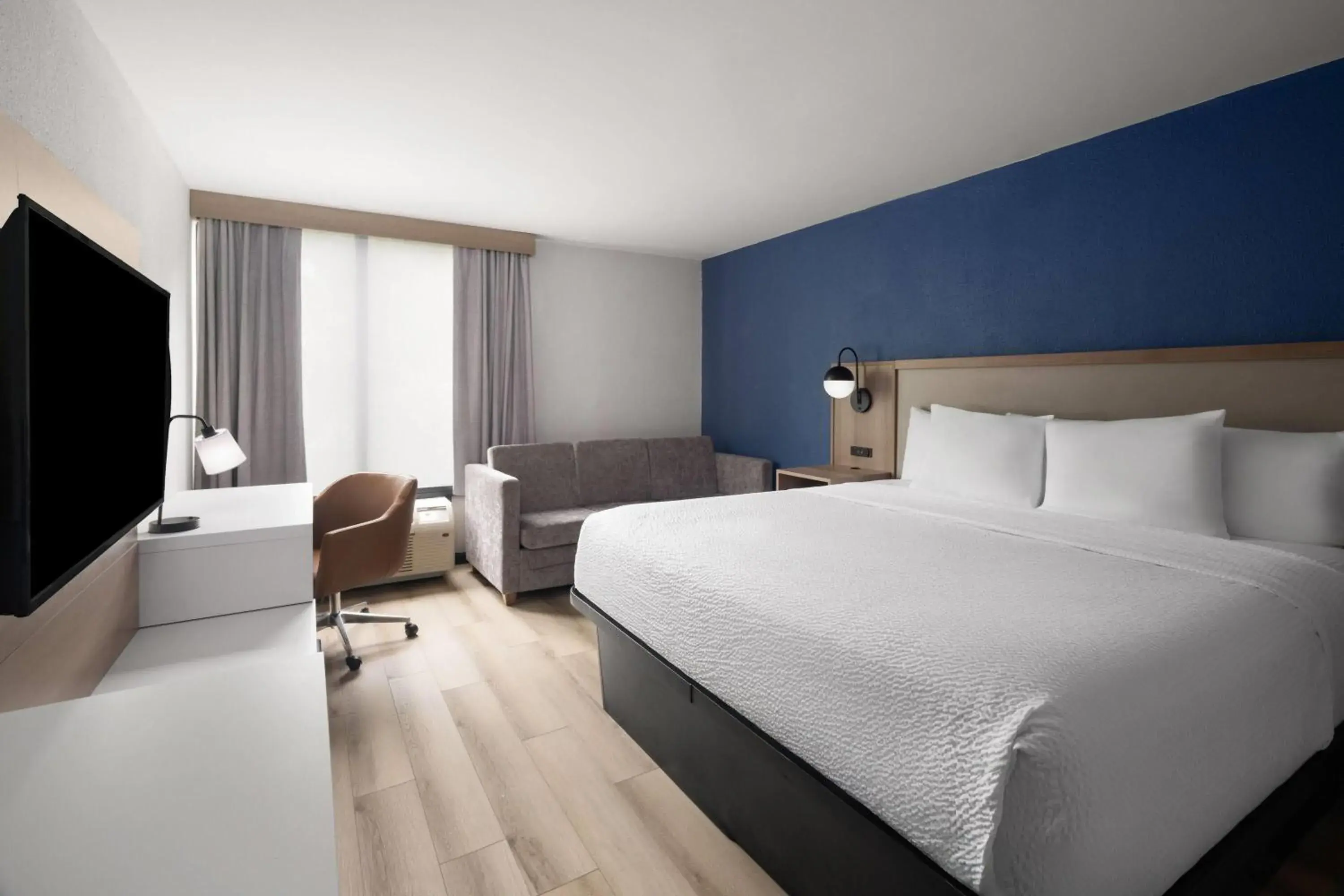 King Room with Roll-in Shower - Mobility Access/Non-Smoking in La Quinta Inn & Suites by Wyndham Myrtle Beach King Room with Roll-in Shower - Mobility Access/Non-Smoking in La Quinta Inn & Suites by Wyndham Myrtle Beach