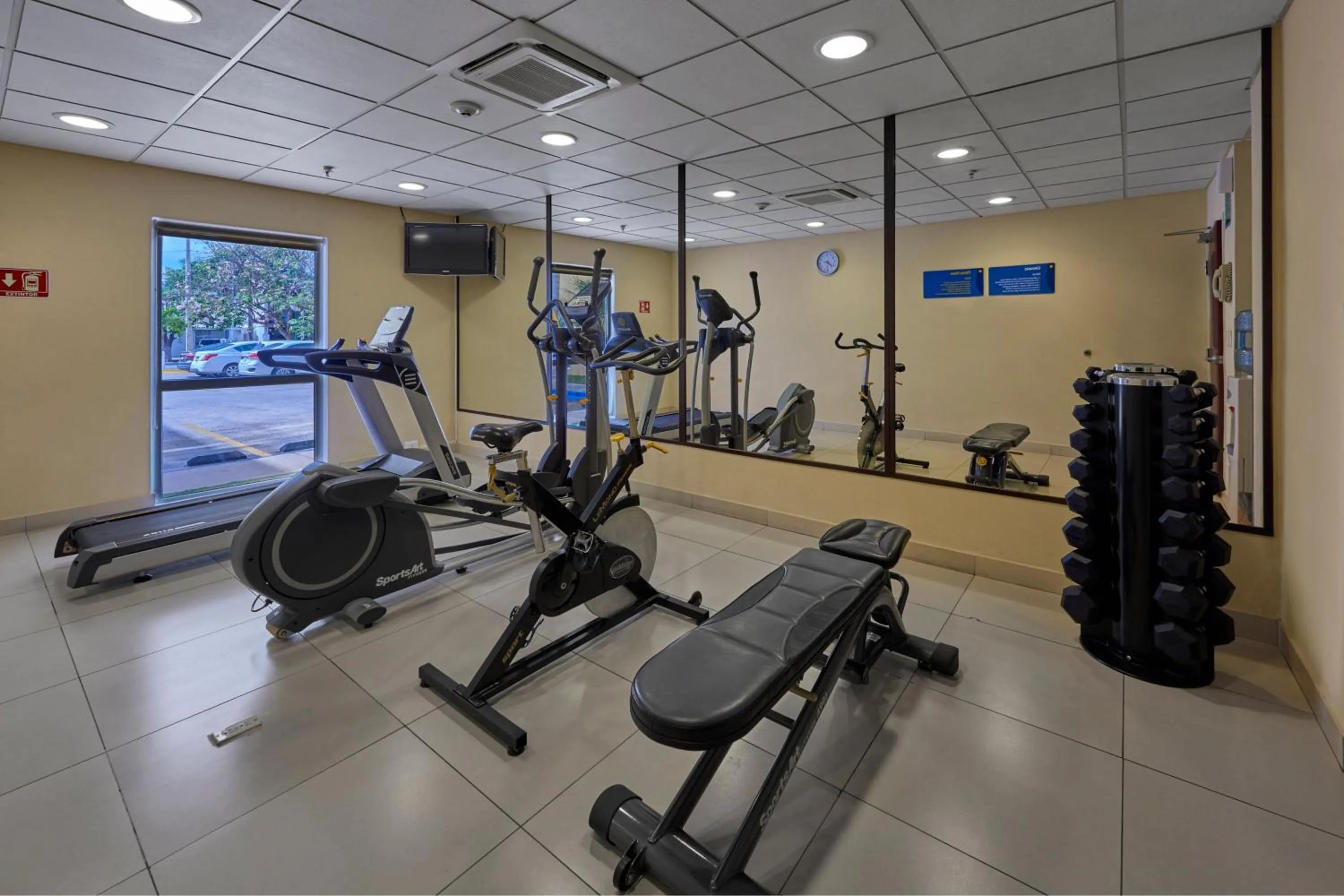 Fitness centre/facilities in City Express by Marriott Campeche