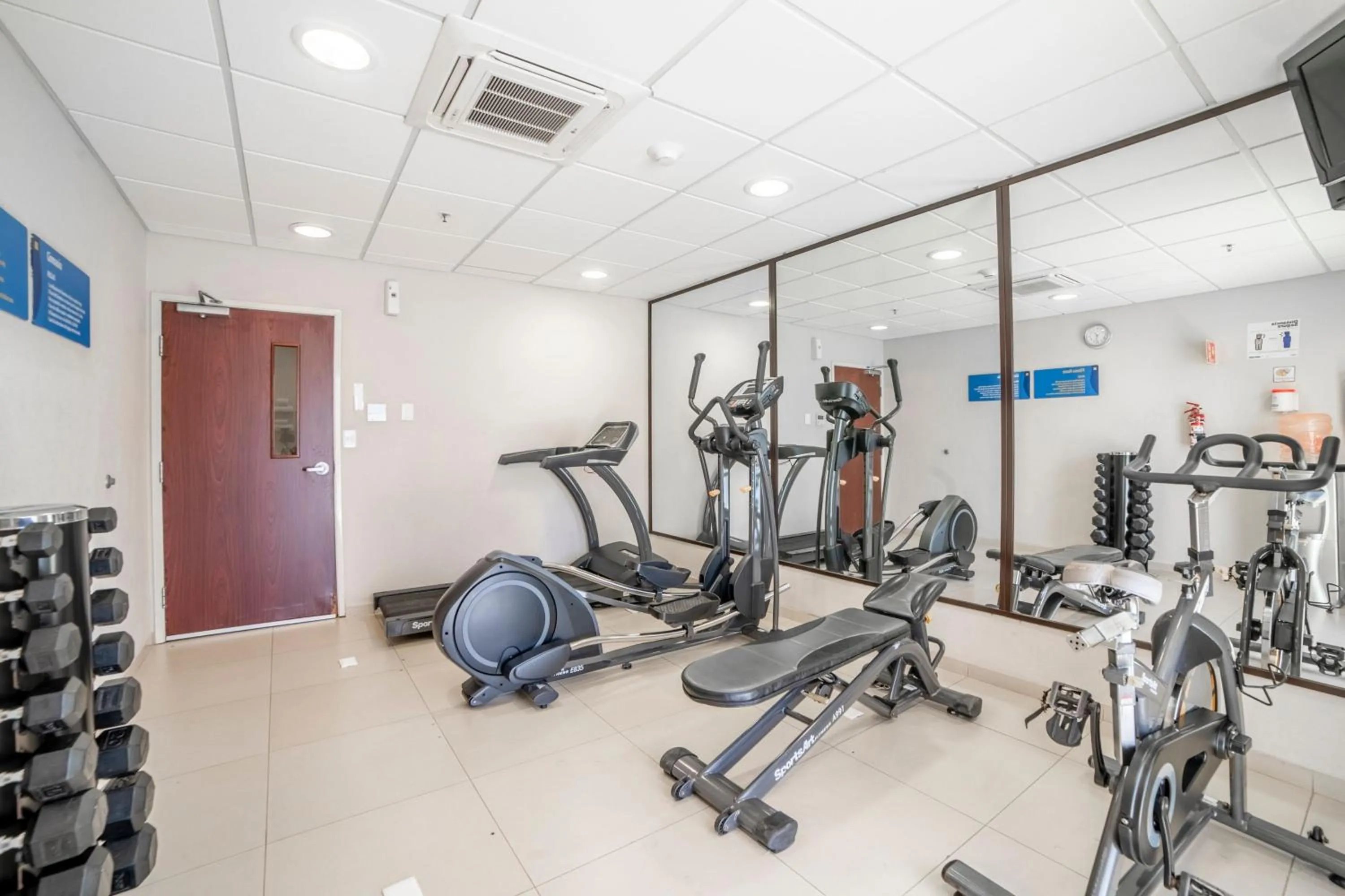 Fitness centre/facilities in City Express by Marriott Campeche