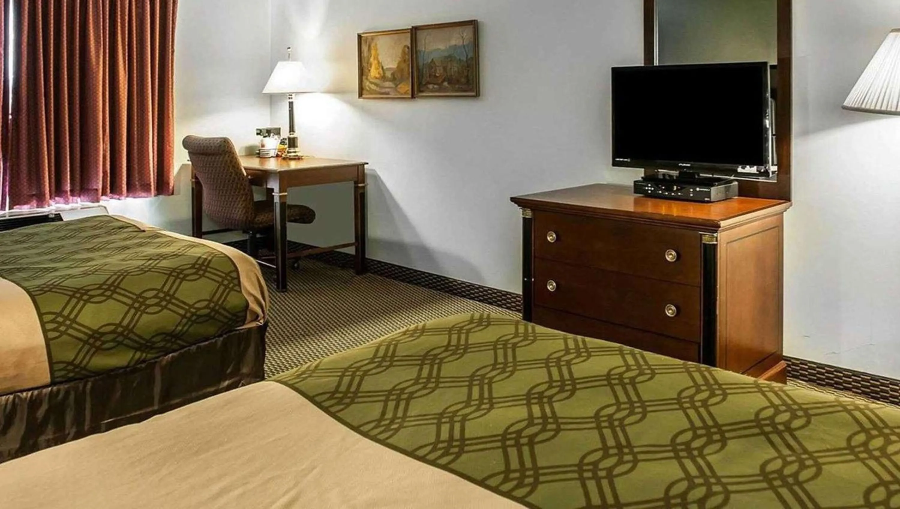 Photo of the whole room, Bed in Royal Inn Rockville