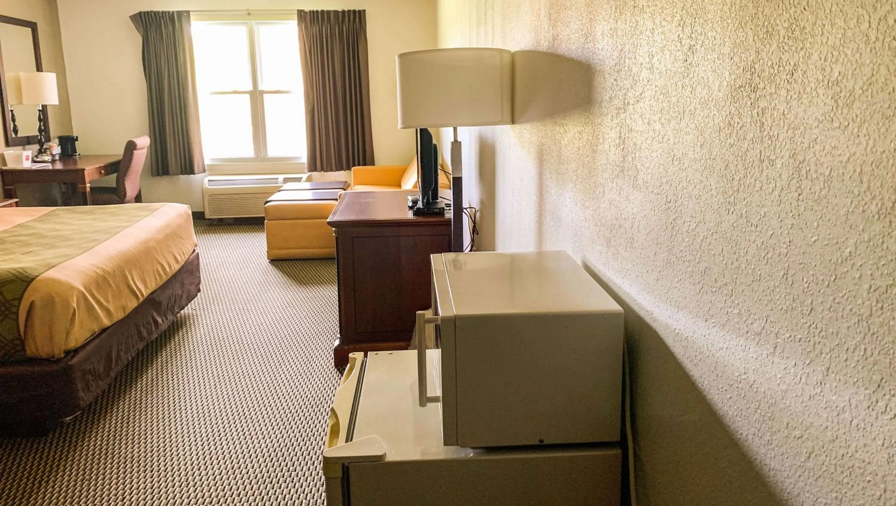 Photo of the whole room, Bed in Royal Inn Rockville