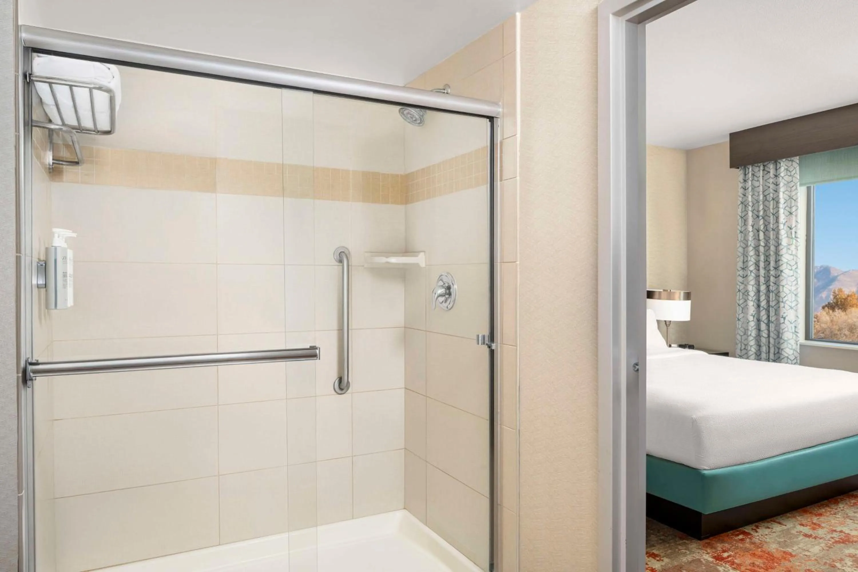 Bathroom, Bed in Hilton Garden Inn Ogden