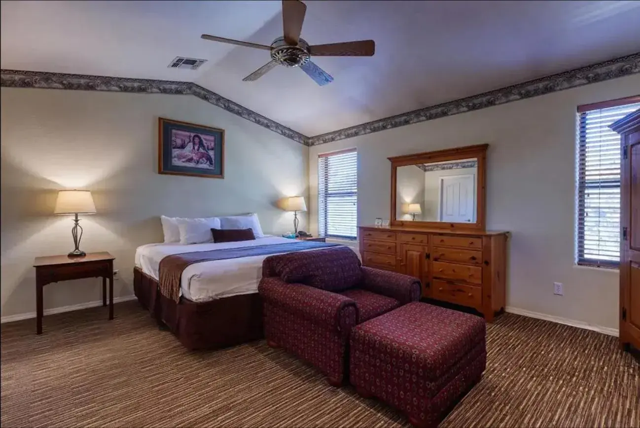 Bed in Majestic Mountain Inn Bed in Majestic Mountain Inn