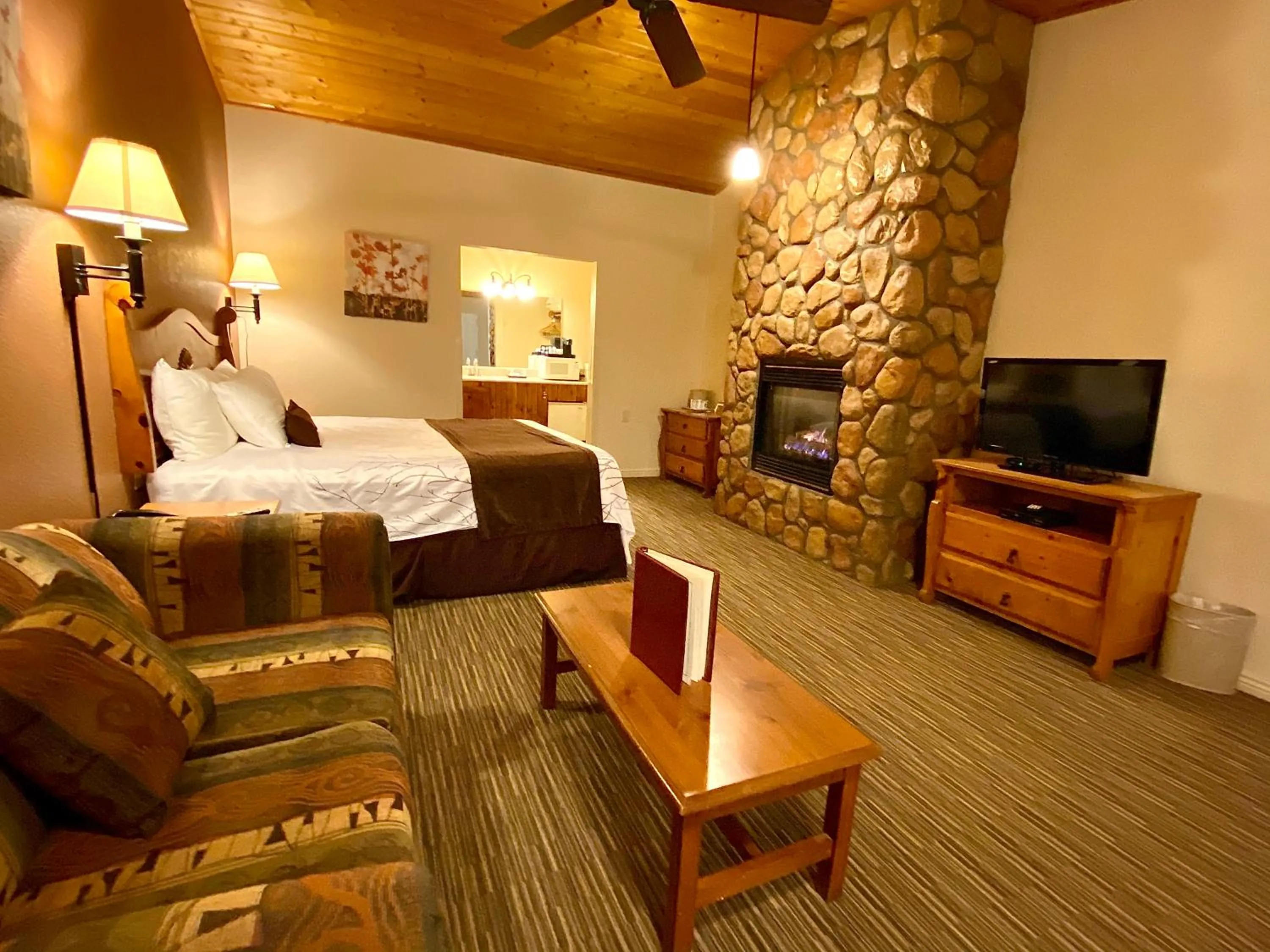 Photo of the whole room, Bed in Majestic Mountain Inn