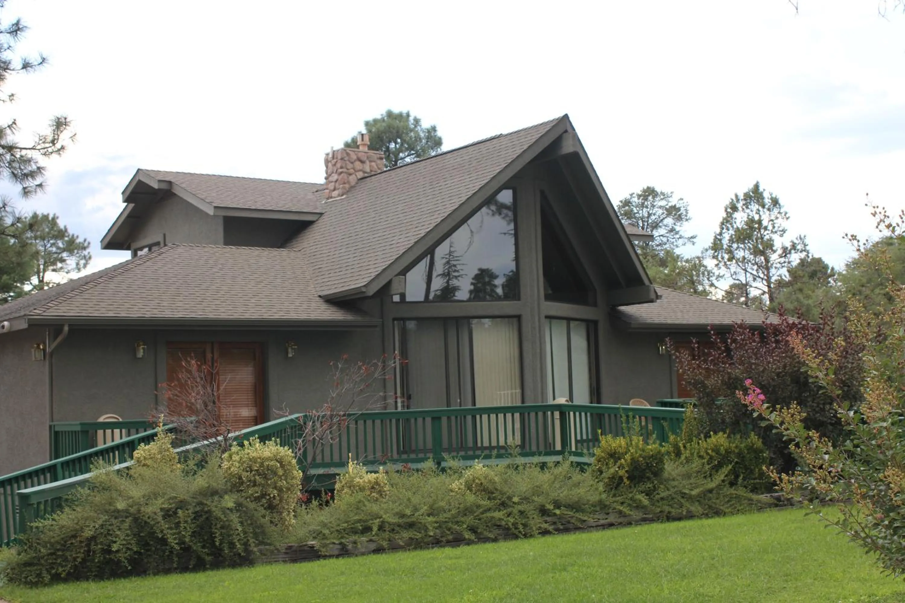 Facade/entrance in Majestic Mountain Inn