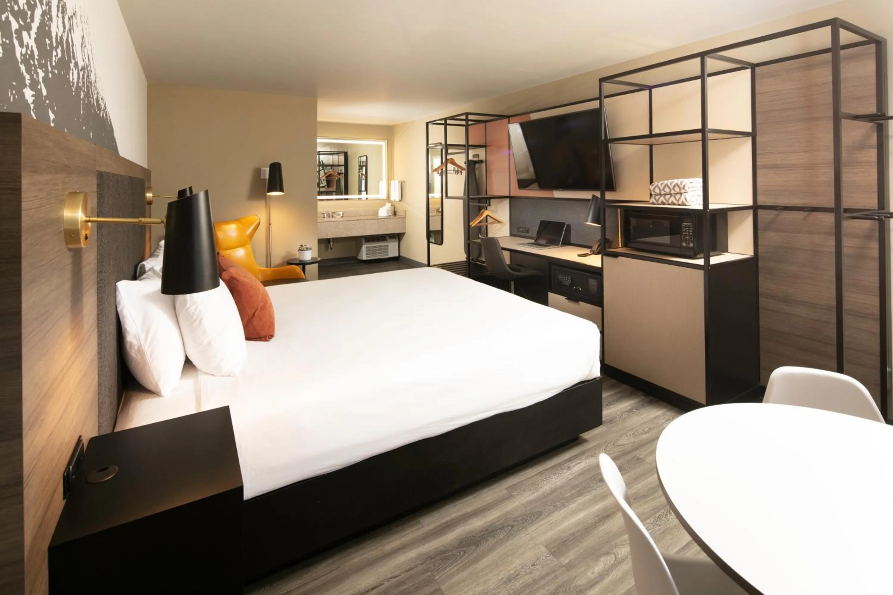 Photo of the whole room, Bed in Waypoint Hotel