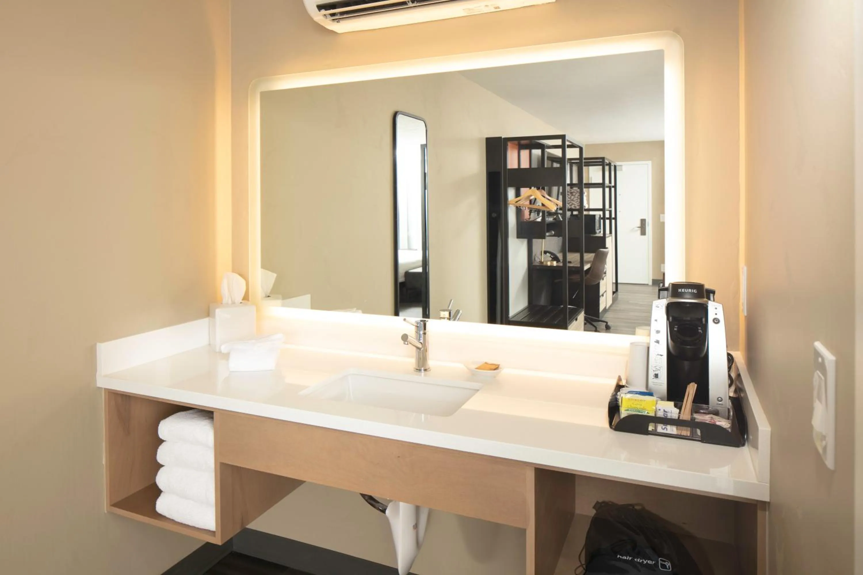 Coffee/tea facilities in Waypoint Hotel