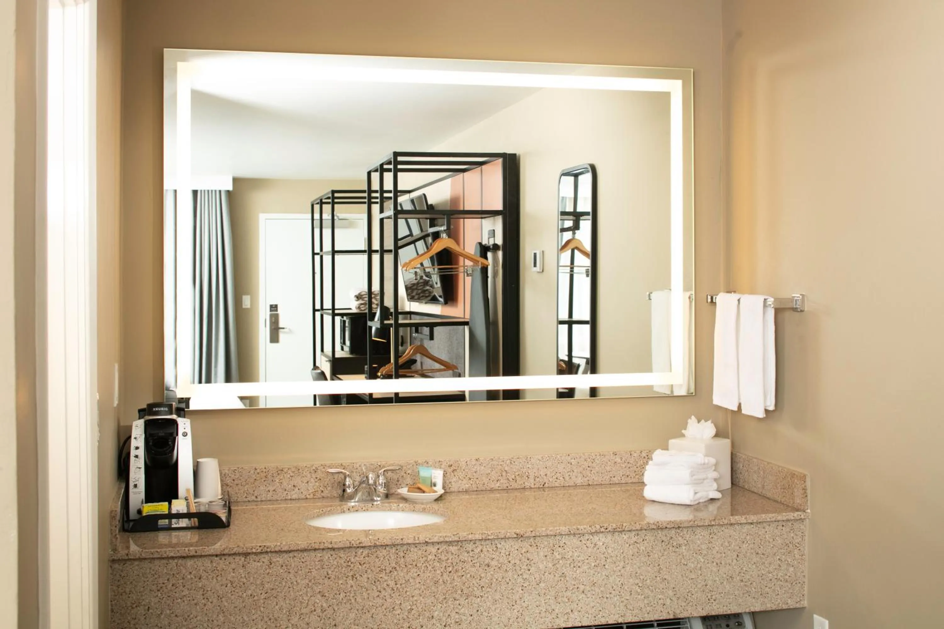 Coffee/tea facilities in Waypoint Hotel