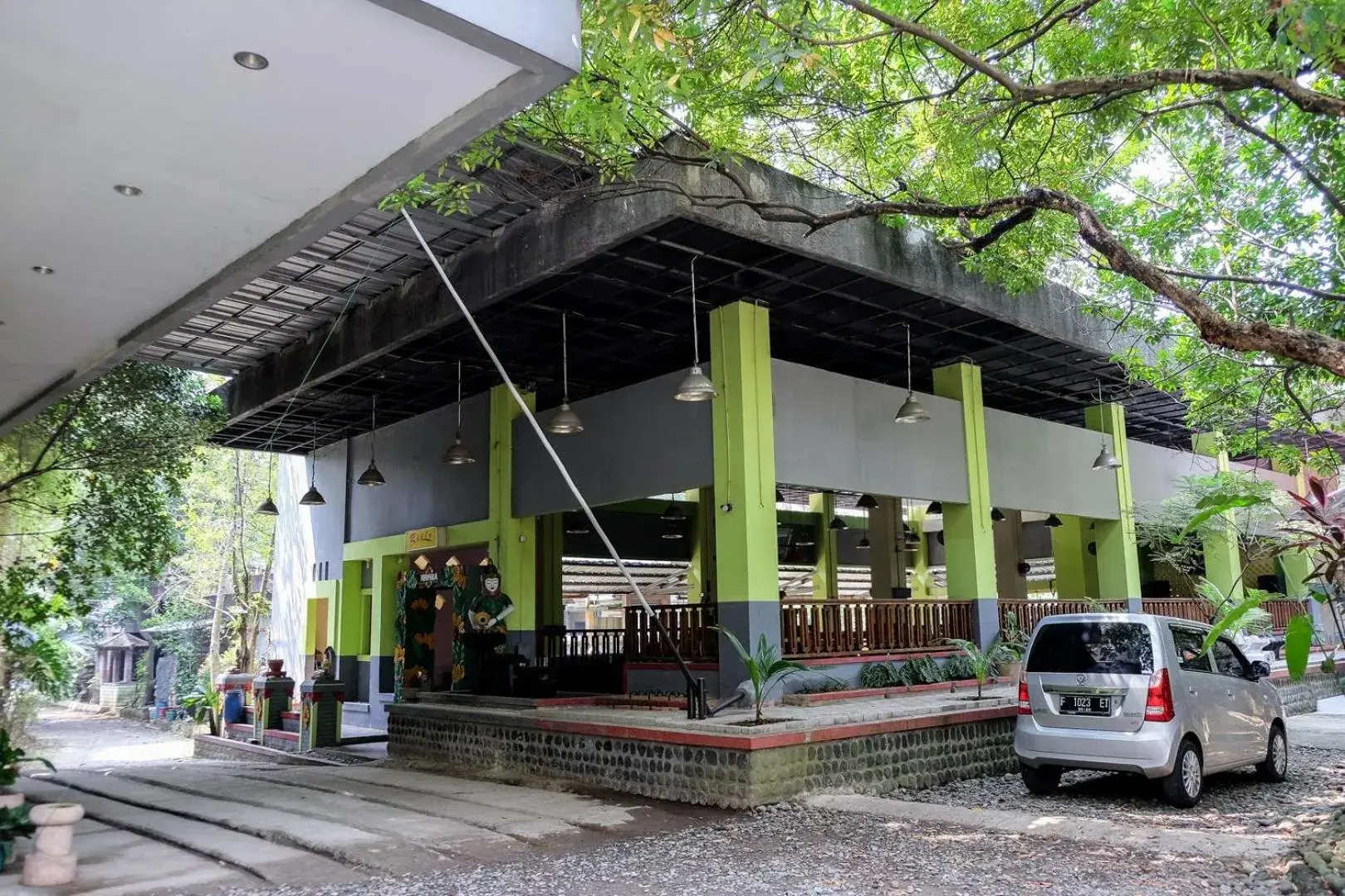 Property building in RedDoorz Plus near Jalan Baru Bogor Property building in RedDoorz Plus near Jalan Baru Bogor