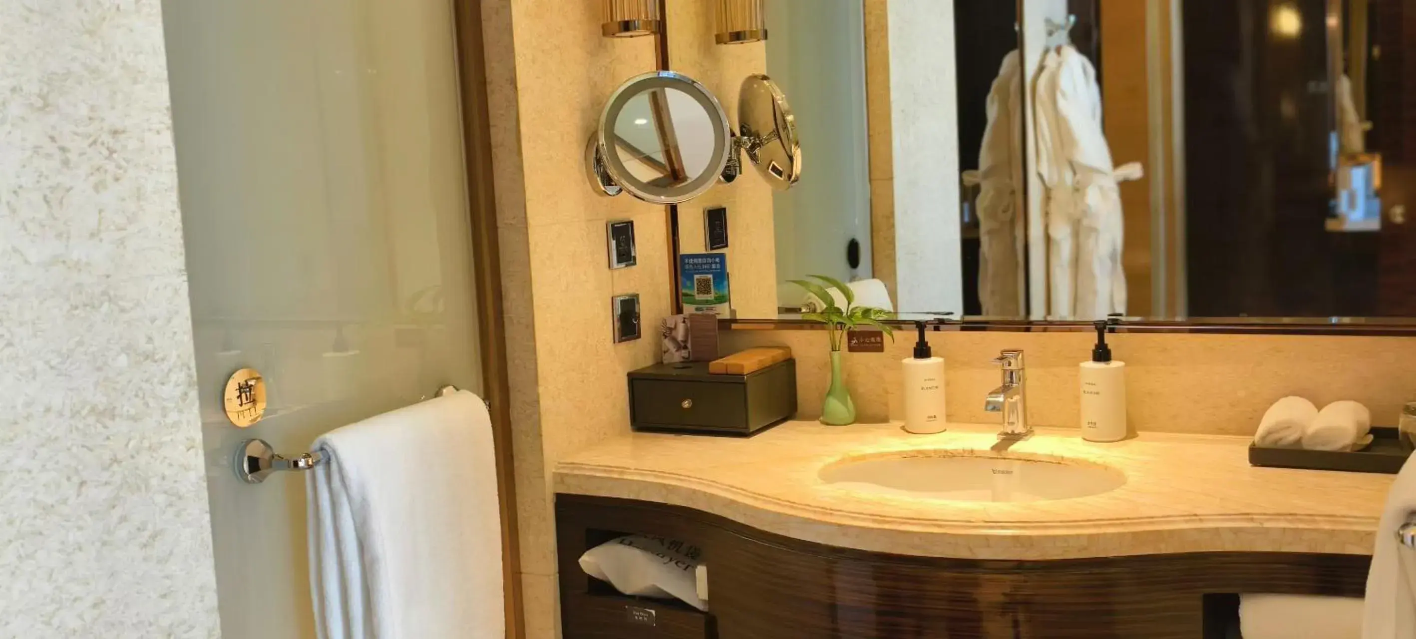 1 King Classic Bed Garden View Lounge Access in InterContinental Shijiazhuang by IHG 1 King Classic Bed Garden View Lounge Access in InterContinental Shijiazhuang by IHG