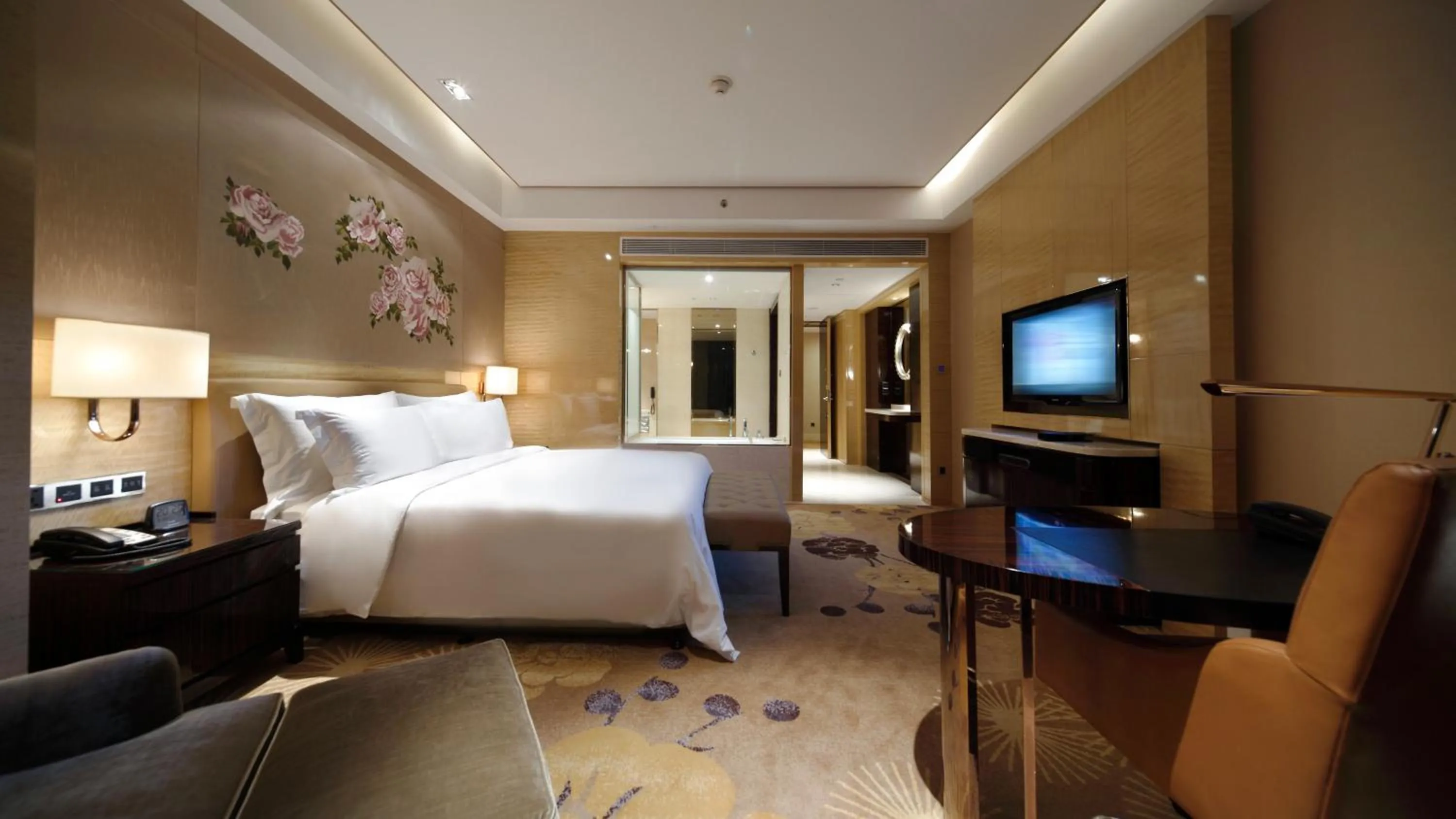Photo of the whole room, Bed in InterContinental Shijiazhuang by IHG