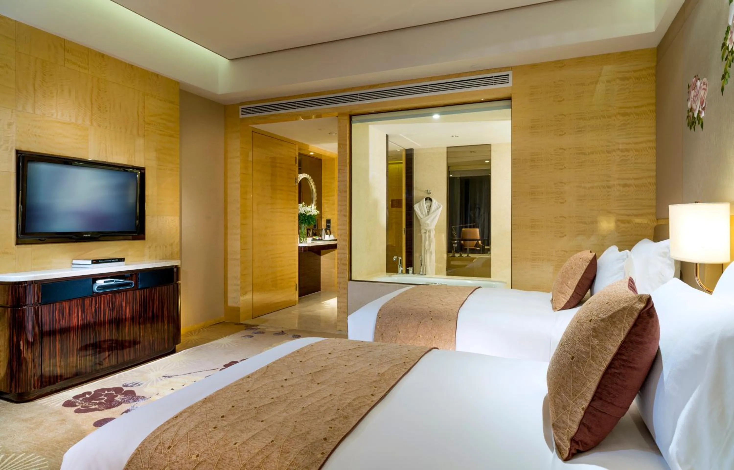 Photo of the whole room, Bed in InterContinental Shijiazhuang by IHG